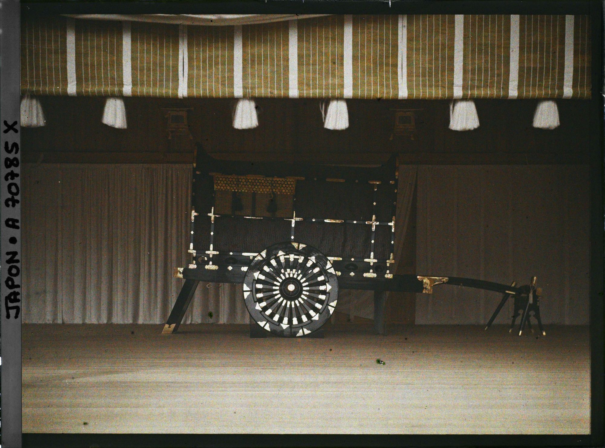 Image représentant Funérailles de l'Empereur Taisho-Tenno (Yoshihito), Shinjuku Gyoen (Parc Impérial de Shinjuku) : exposition du char funèbre