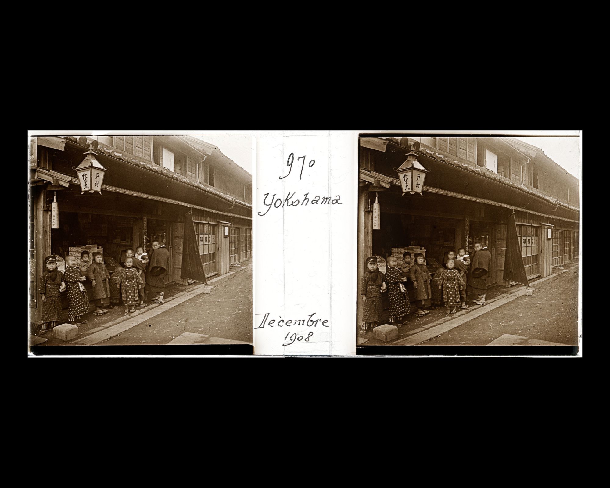 Image représentant Un groupe d'enfants à l'entrée d'une échoppe