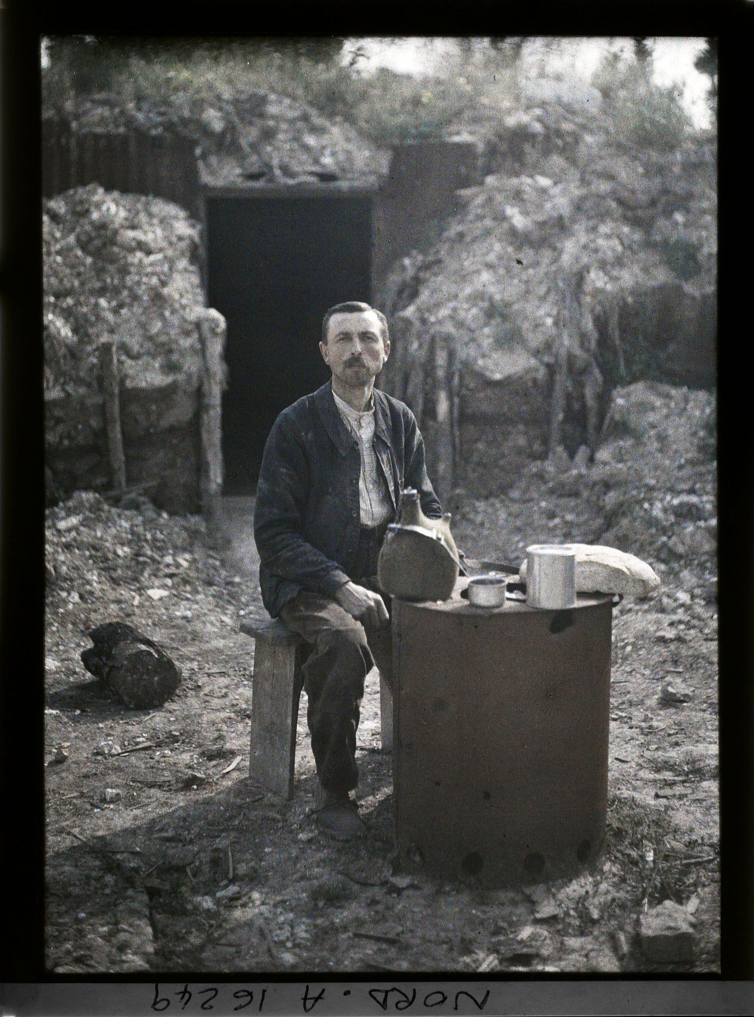 Image représentant France, Tilloy, Le Seul habitant revenu au Village, dejeune devant sa demeure