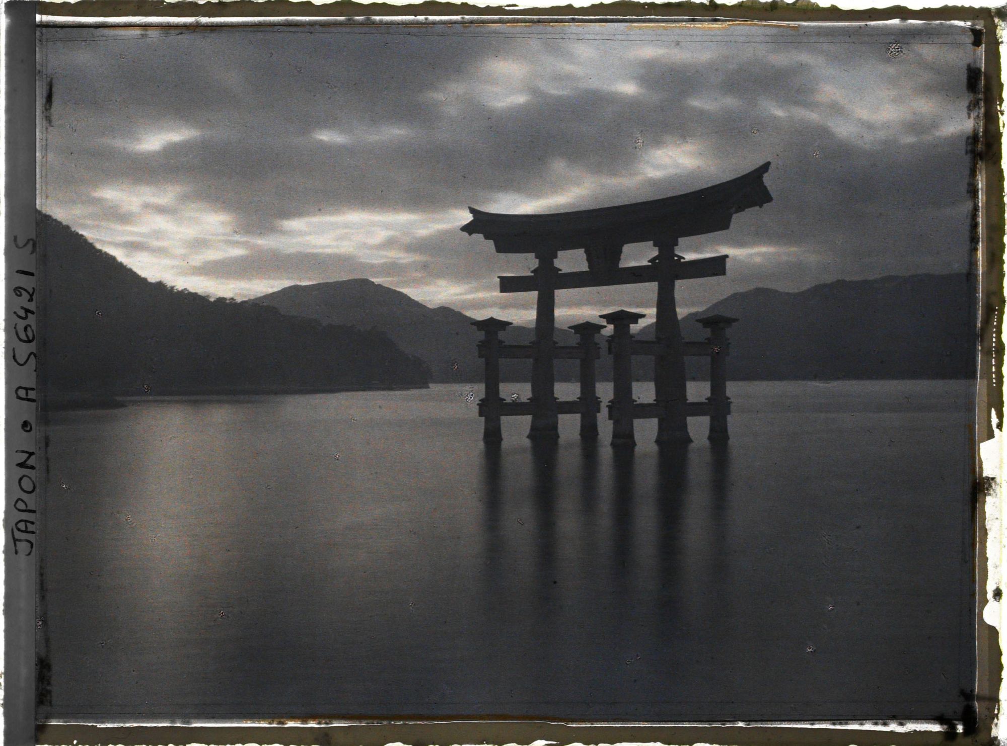 Image représentant Le torii marin de l'Isukushima-jinja au crépuscule