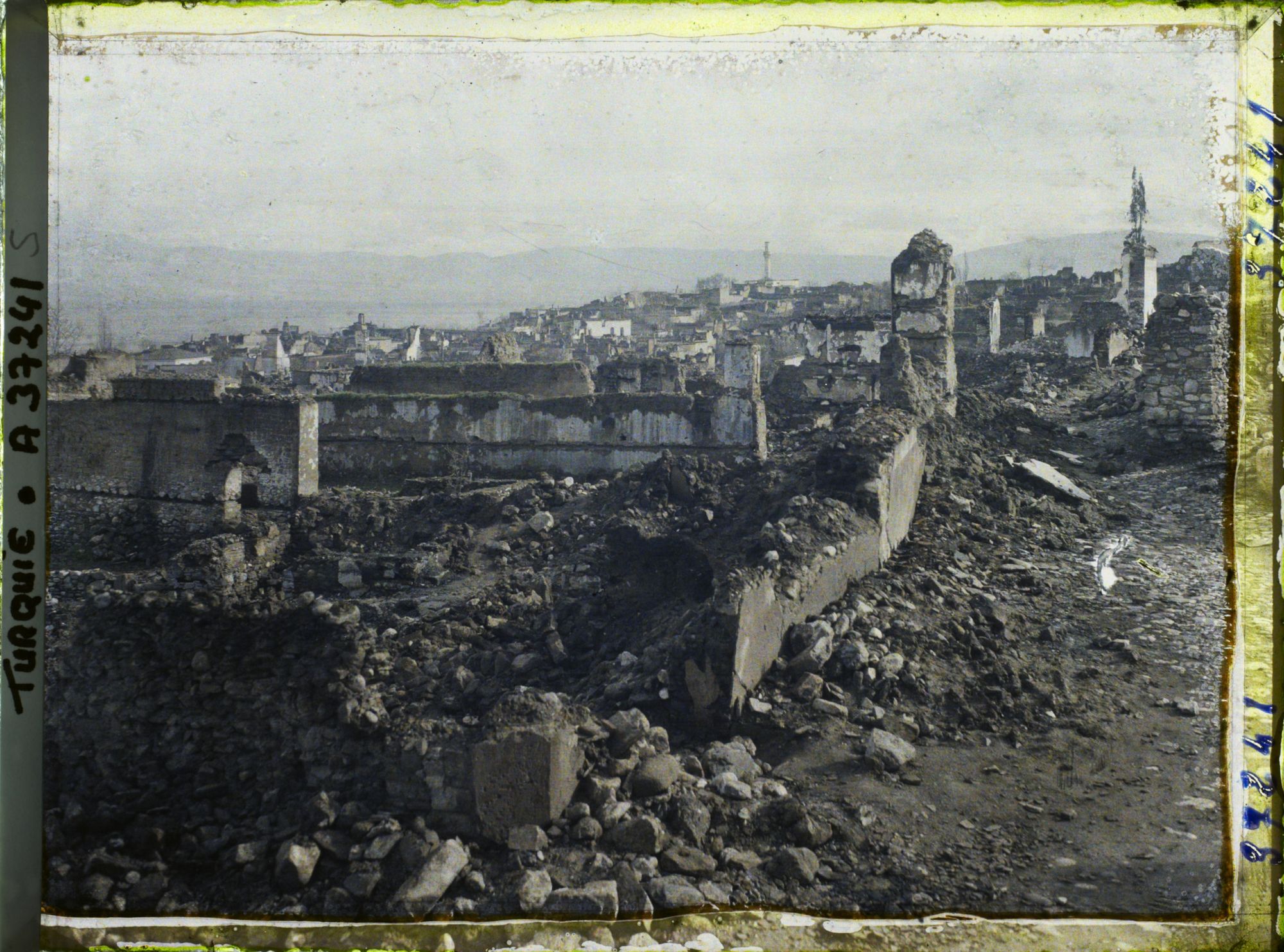 Image représentant Quartier en ruines (vers l'est)