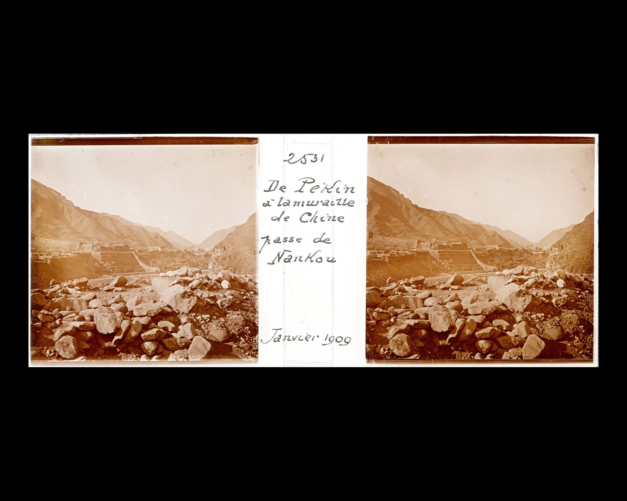 Image représentant Le paysage montagneux avec au deuxième plan le village de Juyongguan