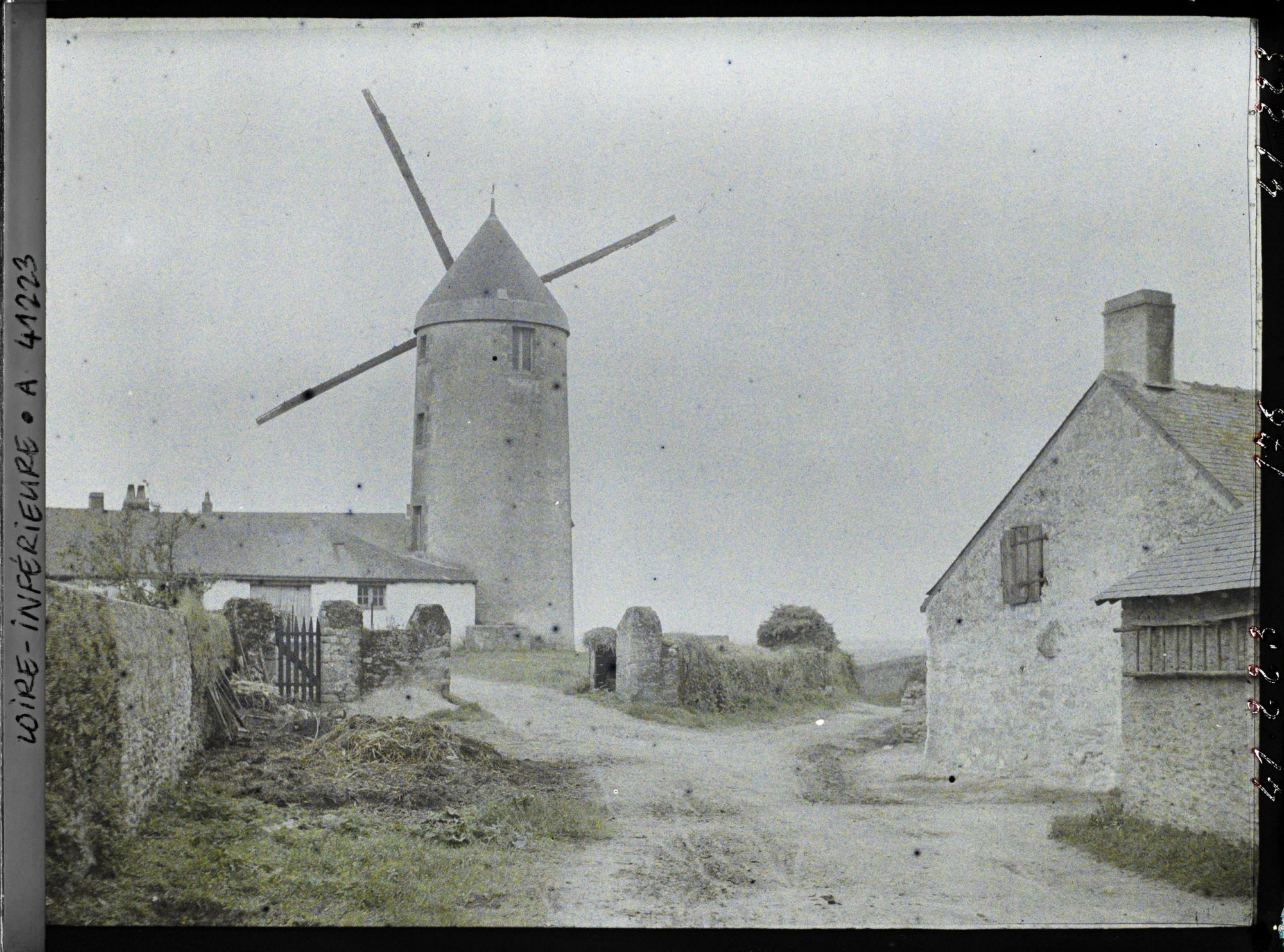 Image représentant L'un des deux moulins de la Place