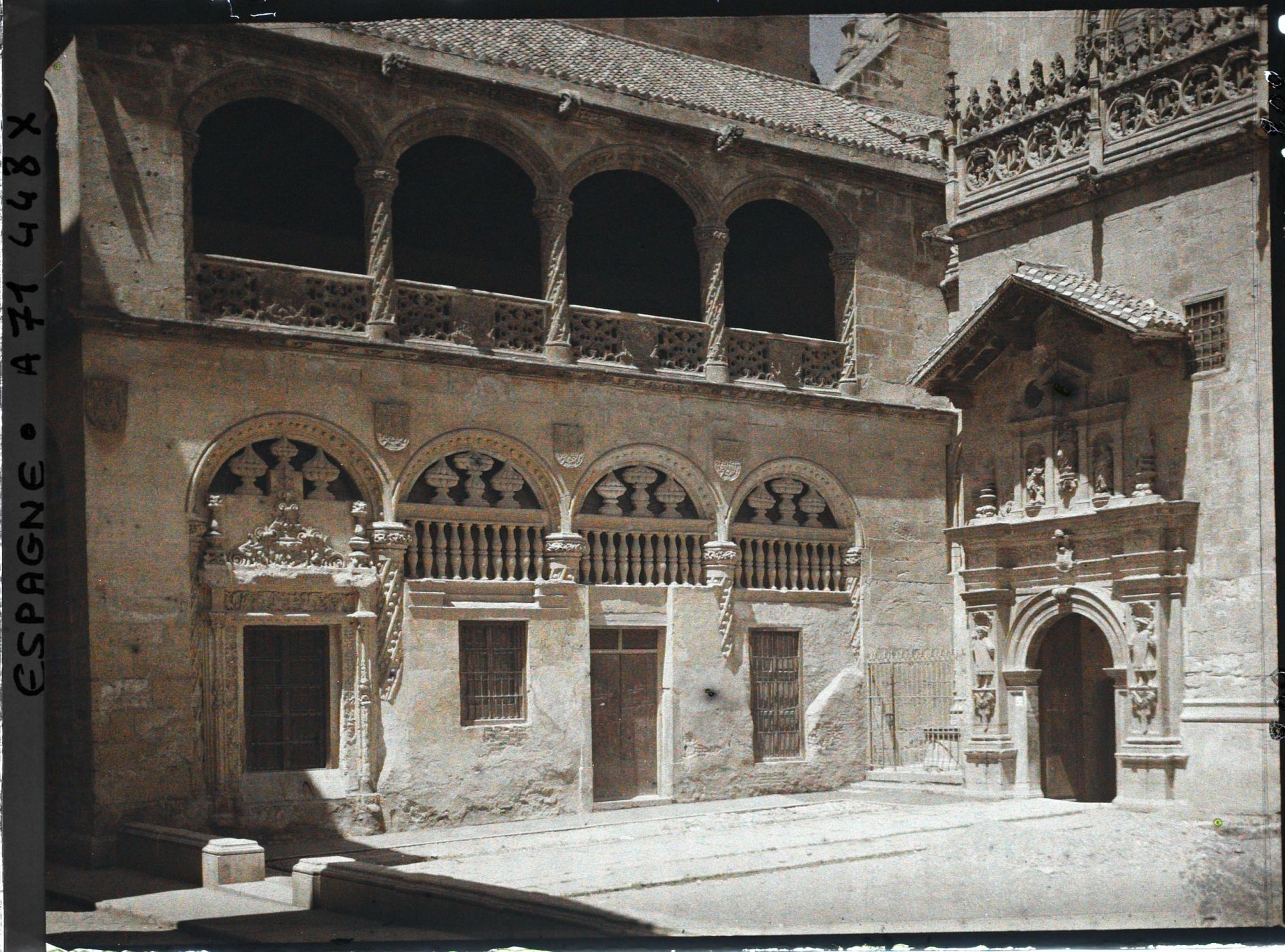 Image représentant Extérieur de la Chapelle royale accolée à la cathédrale