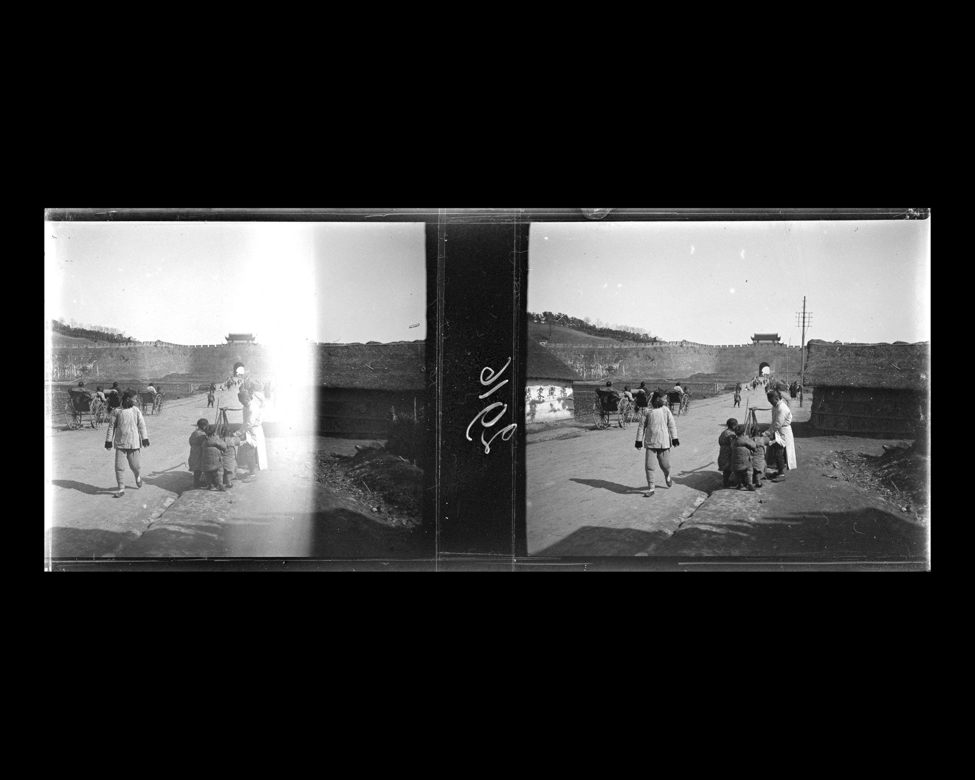 Image représentant Yifengmen dajie ("avenue de la Porte du Phénix"), actuelle Jianninglu, un des accès nord-ouest à la ville depuis le Yangzijiang ("fleuve Bleu")