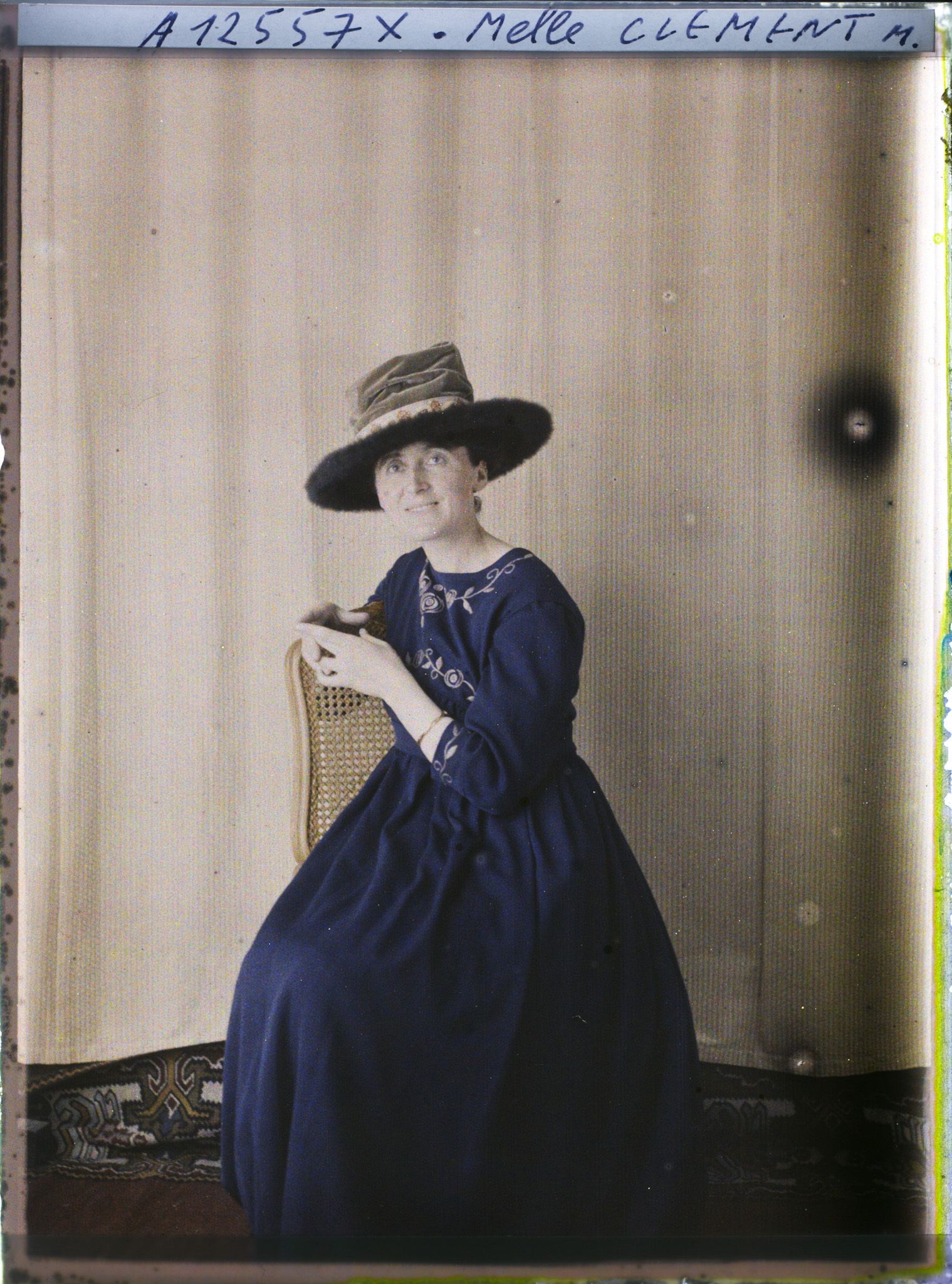 Image représentant Mademoisellle  https://musee-albert-kahn.s-museum.fr/home/NWQ2OTAwYzNmYjZlZTk1ZWQwODJmMjY4L2dlbmVyaWMtbm90aWNlLXRhYi9hdXRob3JpdHkvNjE3YTc5ZjVjZjhiODk2OGIzMzM3ZDIx/5d6900c3fb6ee95ed082f268/generic-notice-tab/authority/617a79ebcf8b8968b3336ae5 Marguerite Clément