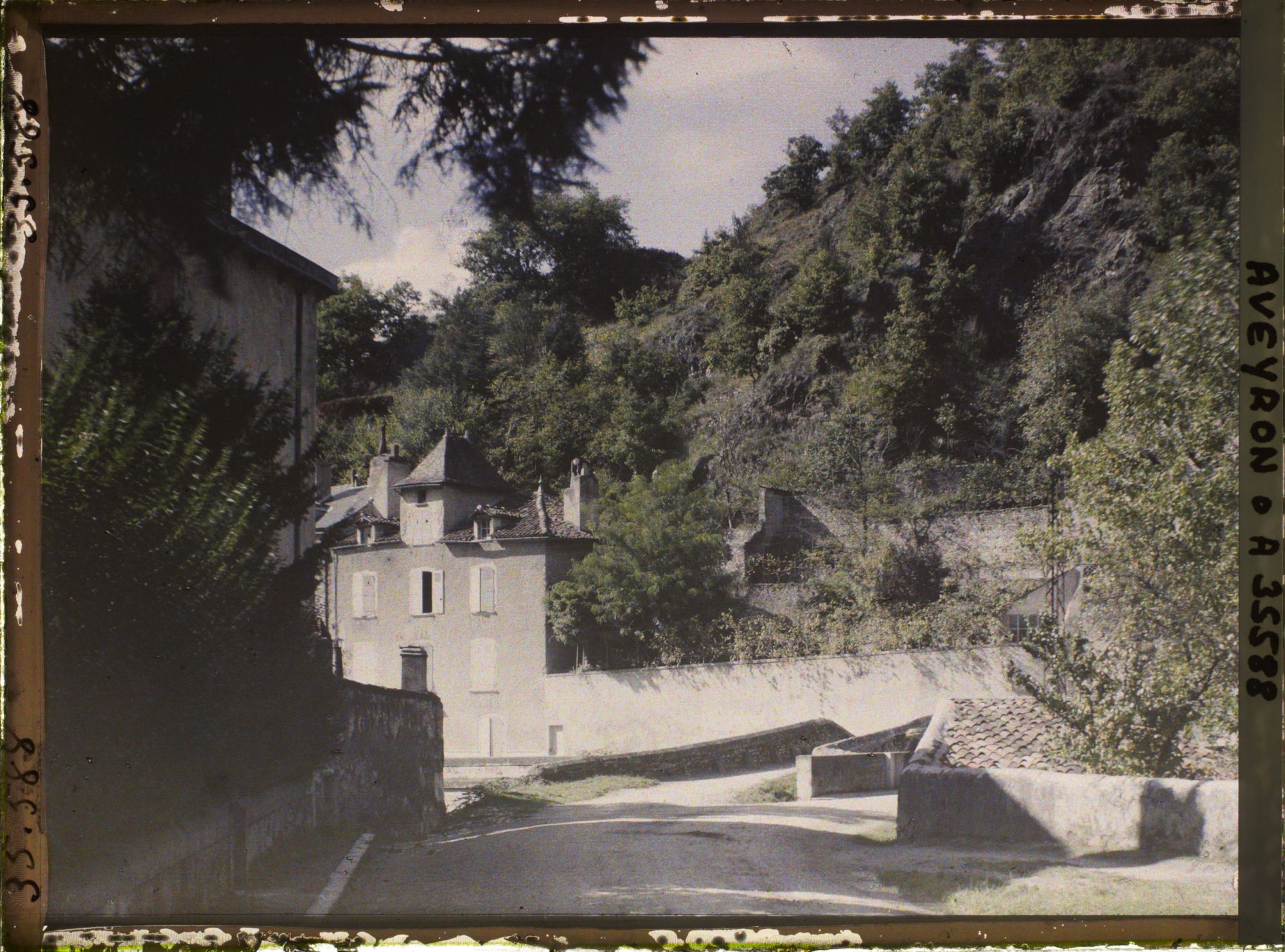 Image représentant L'entrée de la ville, par la route de Figeac (sur l'actuel Faubourg d'Alzou)
