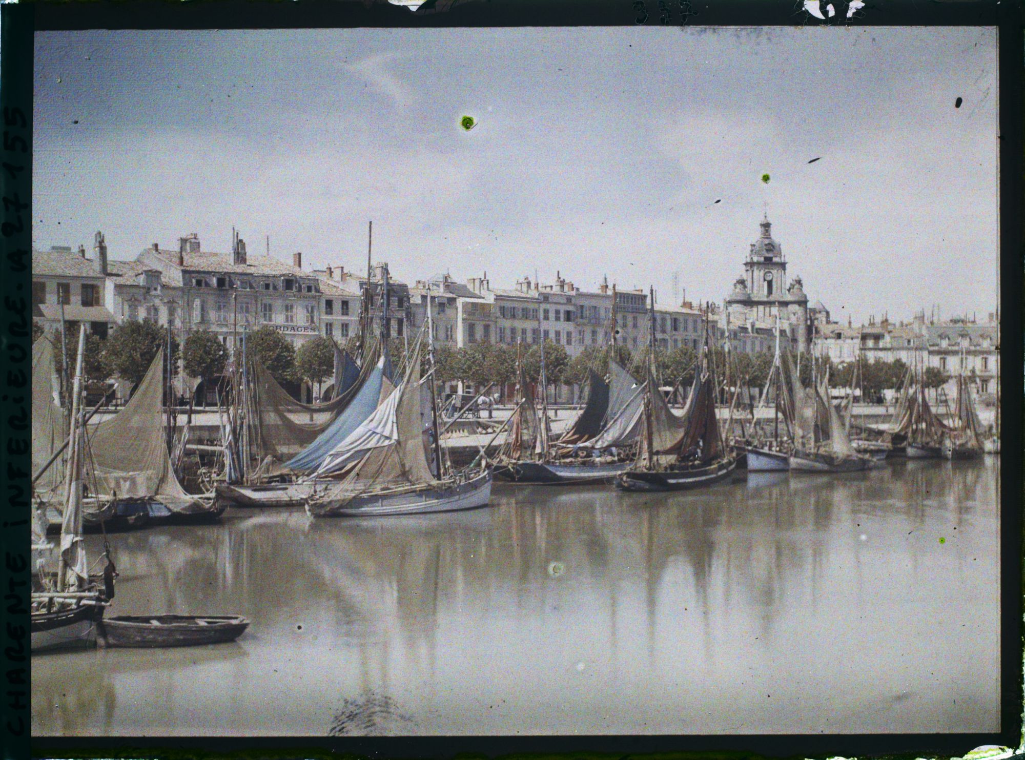 Image représentant Bateaux dans le port, au fond la Tour de l'Horloge
