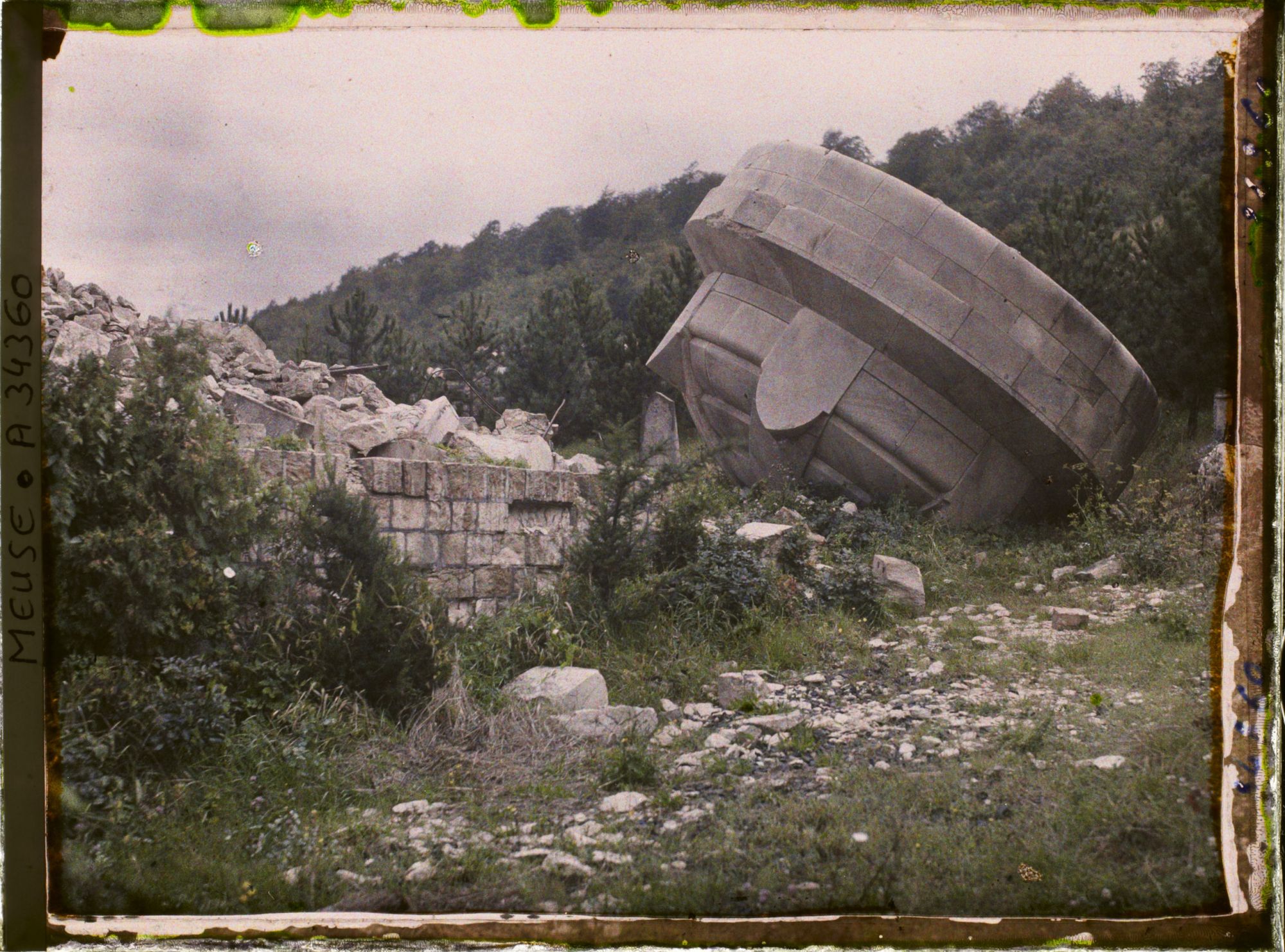 Image représentant France, Viéville, Ruines du grand Monument du Cimetière Allemand