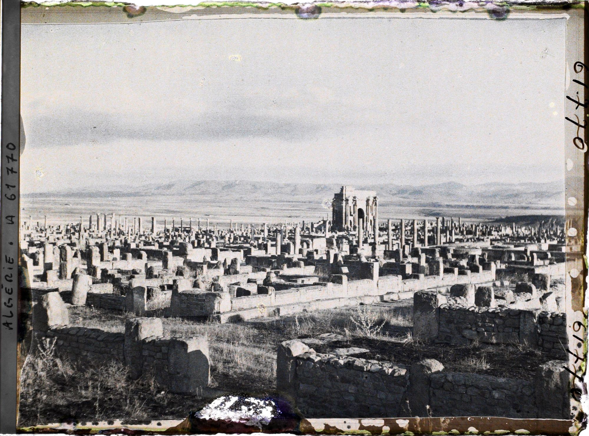 Image représentant Algérie, Vue générale des ruines vers l'Arc de Trajan