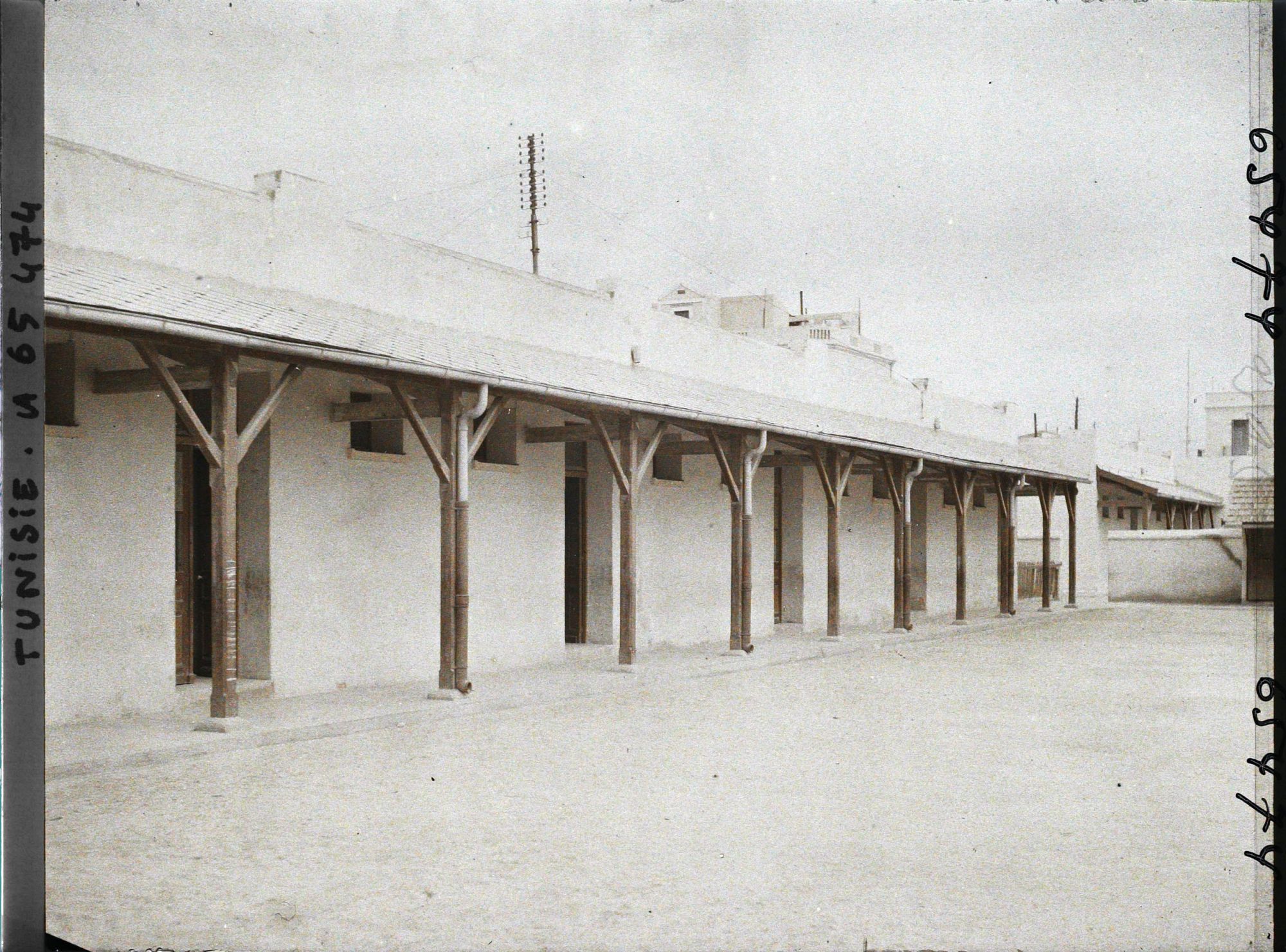 Image représentant La cour de l'école de garçons de la rue Alexandre Dumas