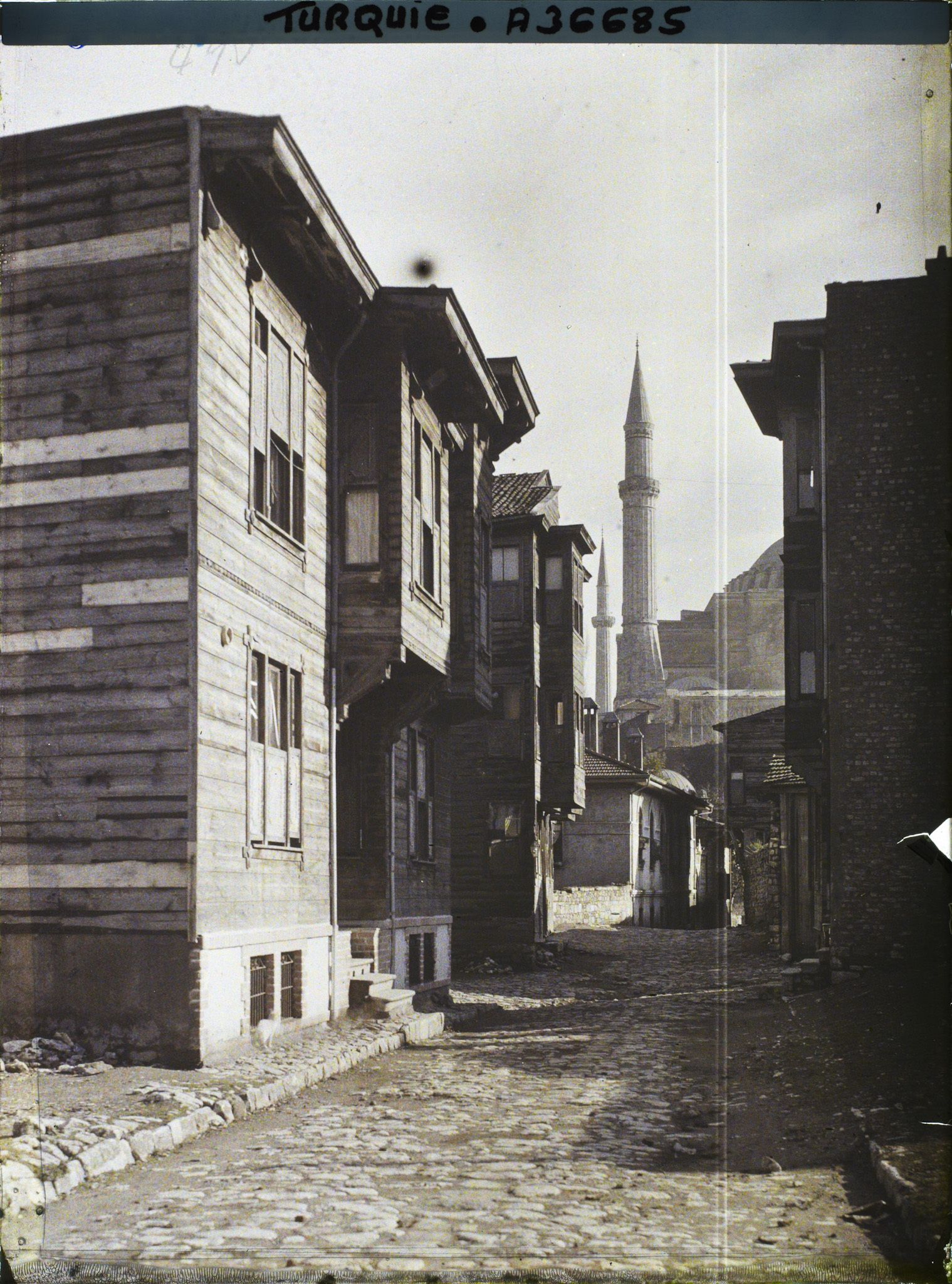 Image représentant Turquie, Constantinople, Maisons en bois dans le Vieux Stamboul et minaret