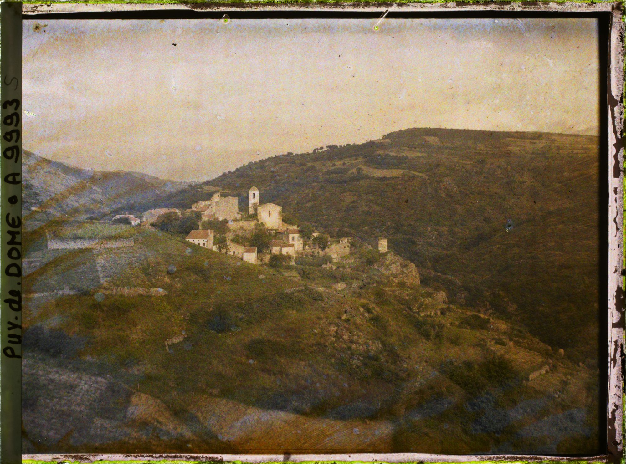 Image représentant France, St Yvoine, Vue générale sur le Village