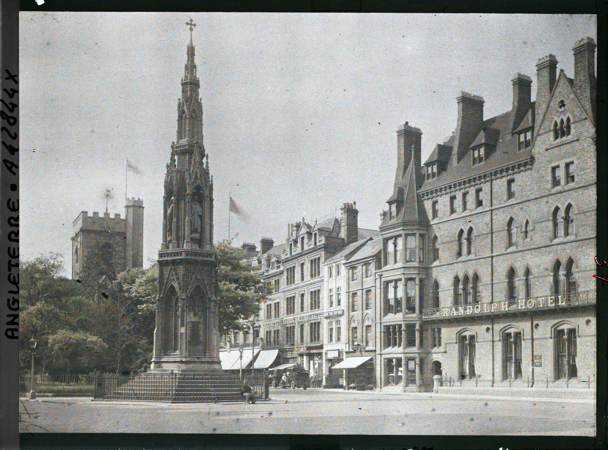 Image représentant Le monument aux évêques sur St Giles street