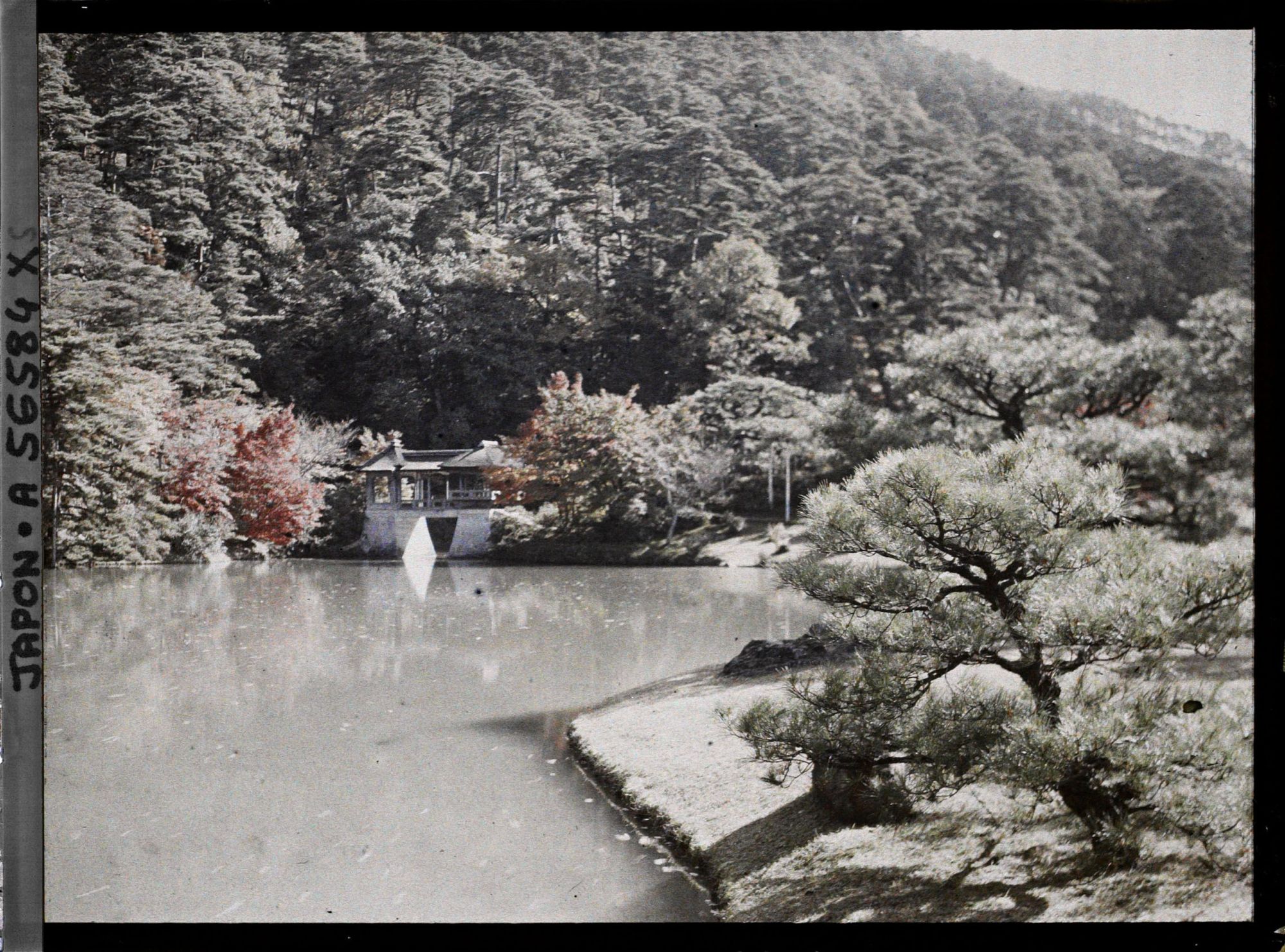 Image représentant Les jardins de la villa impériale Shugakuin Rikyû : l'étang Yokuryu et le pont Chitose-bashi (Pont de Mille Ans)