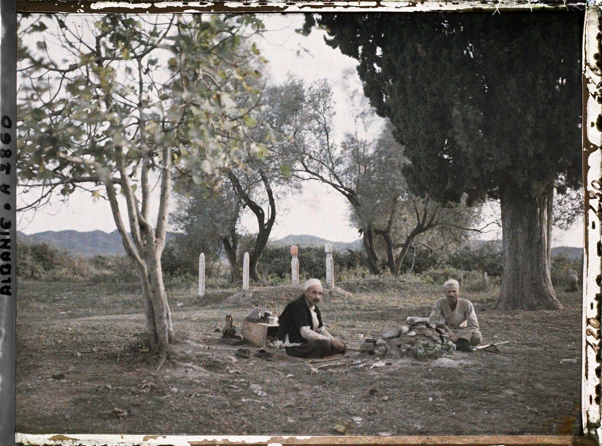 Image représentant Petit café en plein air près de sépultures musulmanes