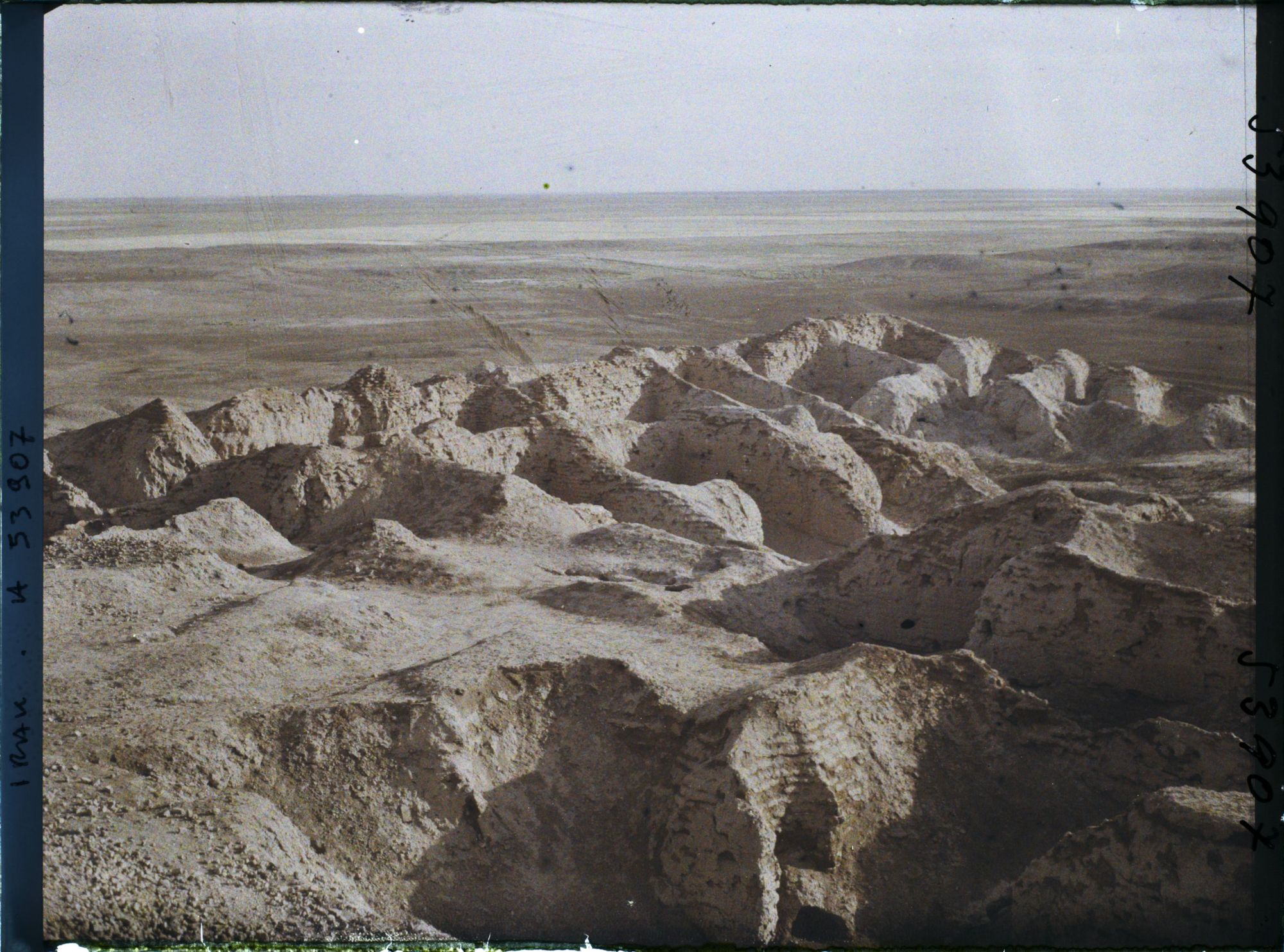 Image représentant Les ruines au pied de la Ziggourat Bit-Zida