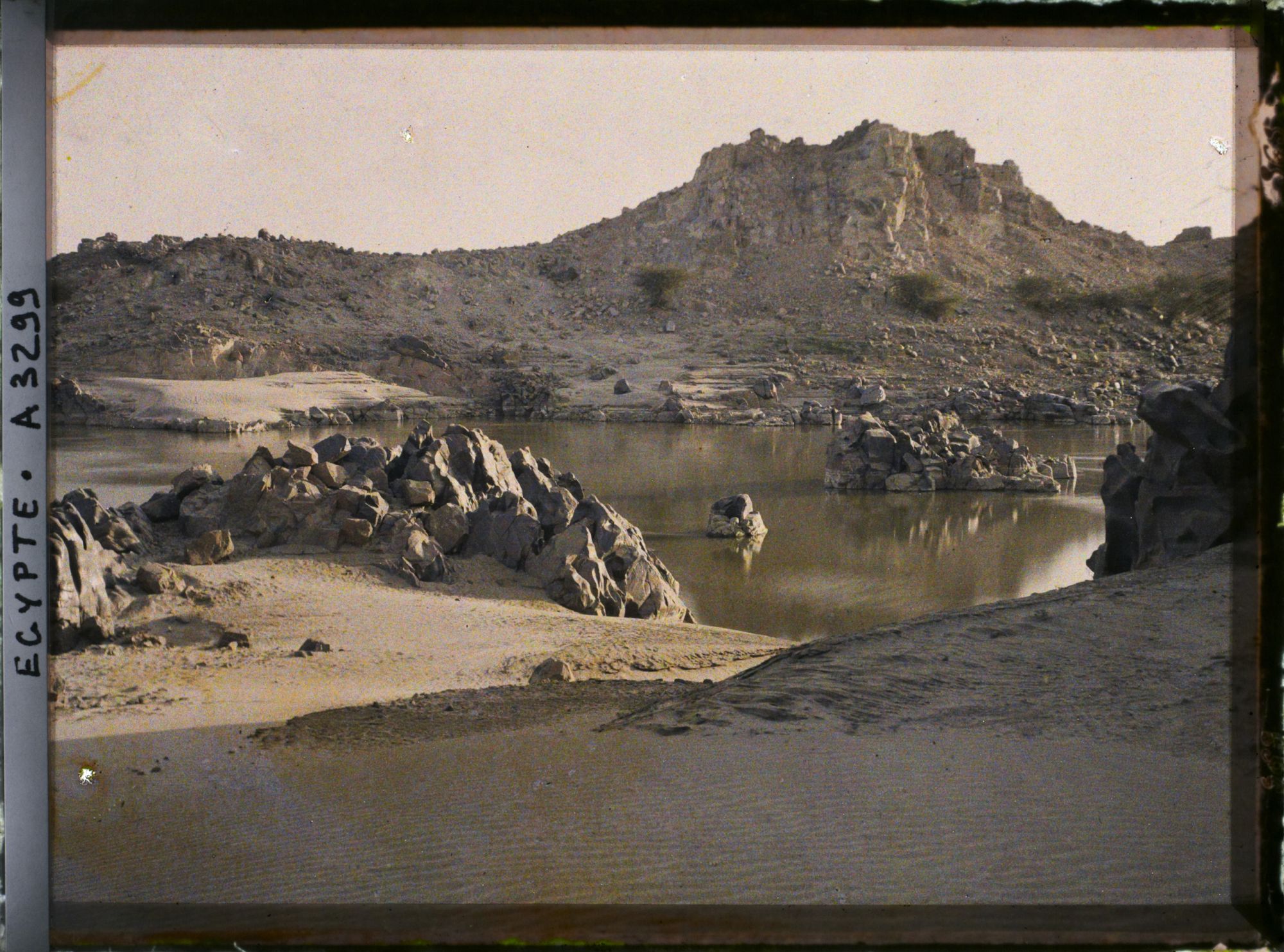 Image représentant Rives granitiques du Nil au nord d'Assouan