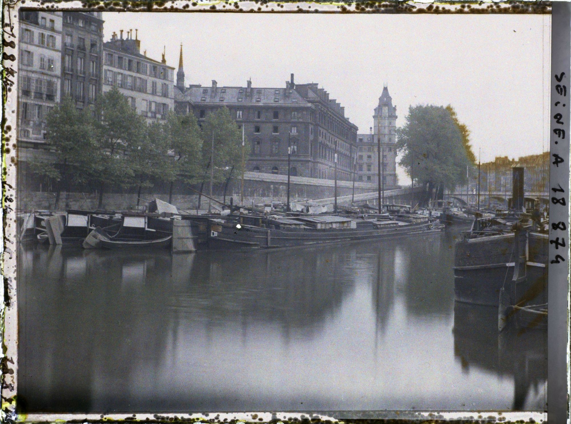 Image représentant Le quai des Orfèvres et le palais de Justice vus du port des Grands-Augustins