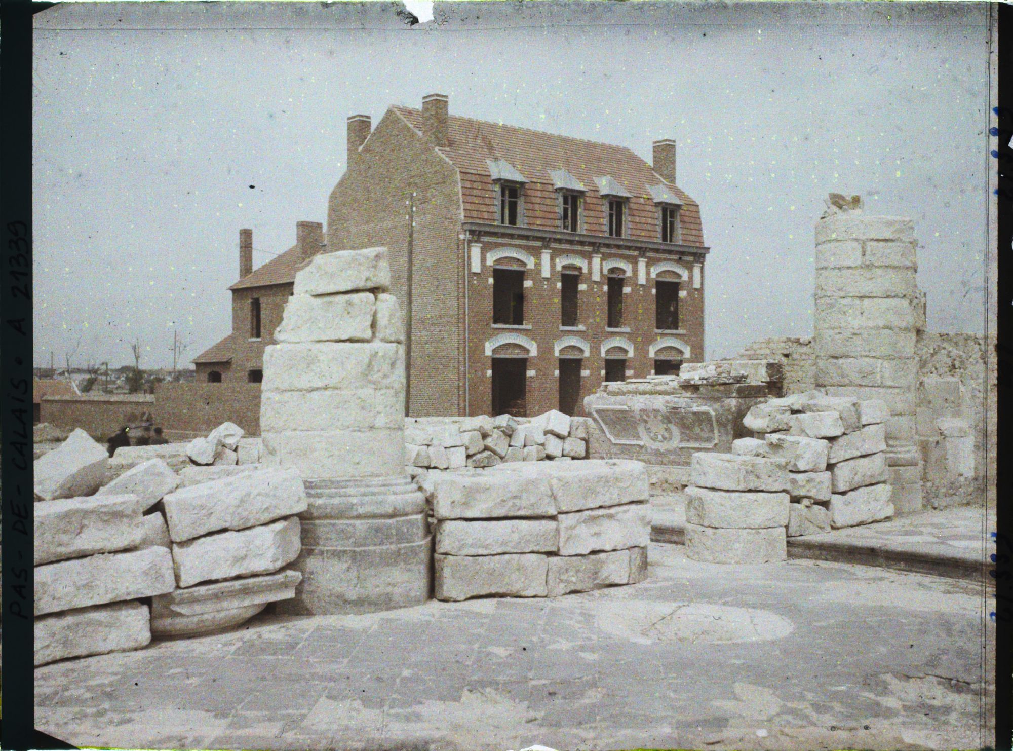 Image représentant France, Lens, Nouvelle maison et ruines de l'Eglise