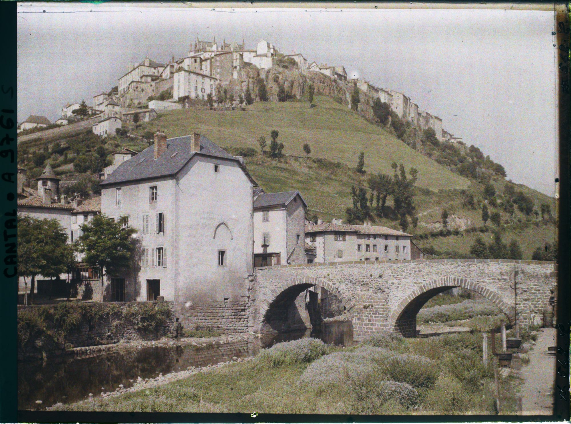 Image représentant La ville vue depuis le pont, avec le pont vieux