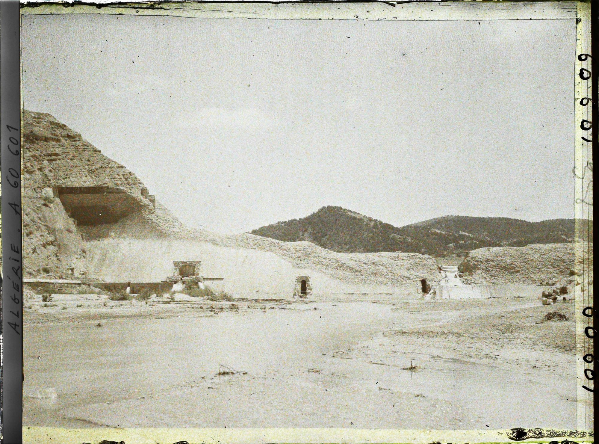 Image représentant Vue du barrage de l'Habra en aval, pris depuis le milieu du fleuve
