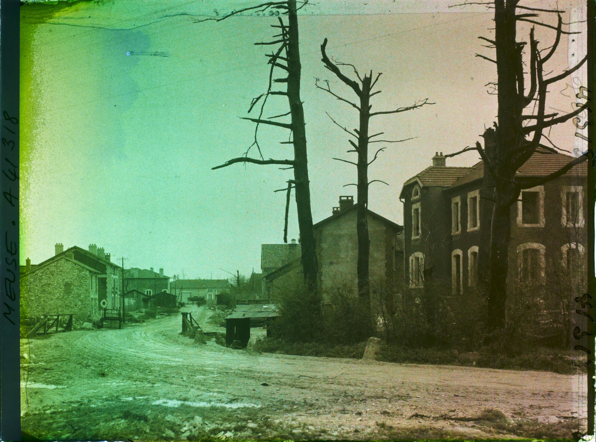 Image représentant France, Fresnes en Woëvre, Entrée du Village