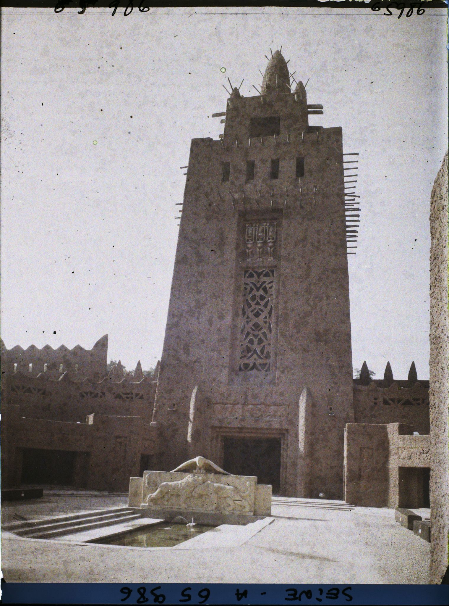 Image représentant L'Exposition Coloniale Internationale de 1931, la grande tour du palais de l'A.O.F. vue depuis la cour