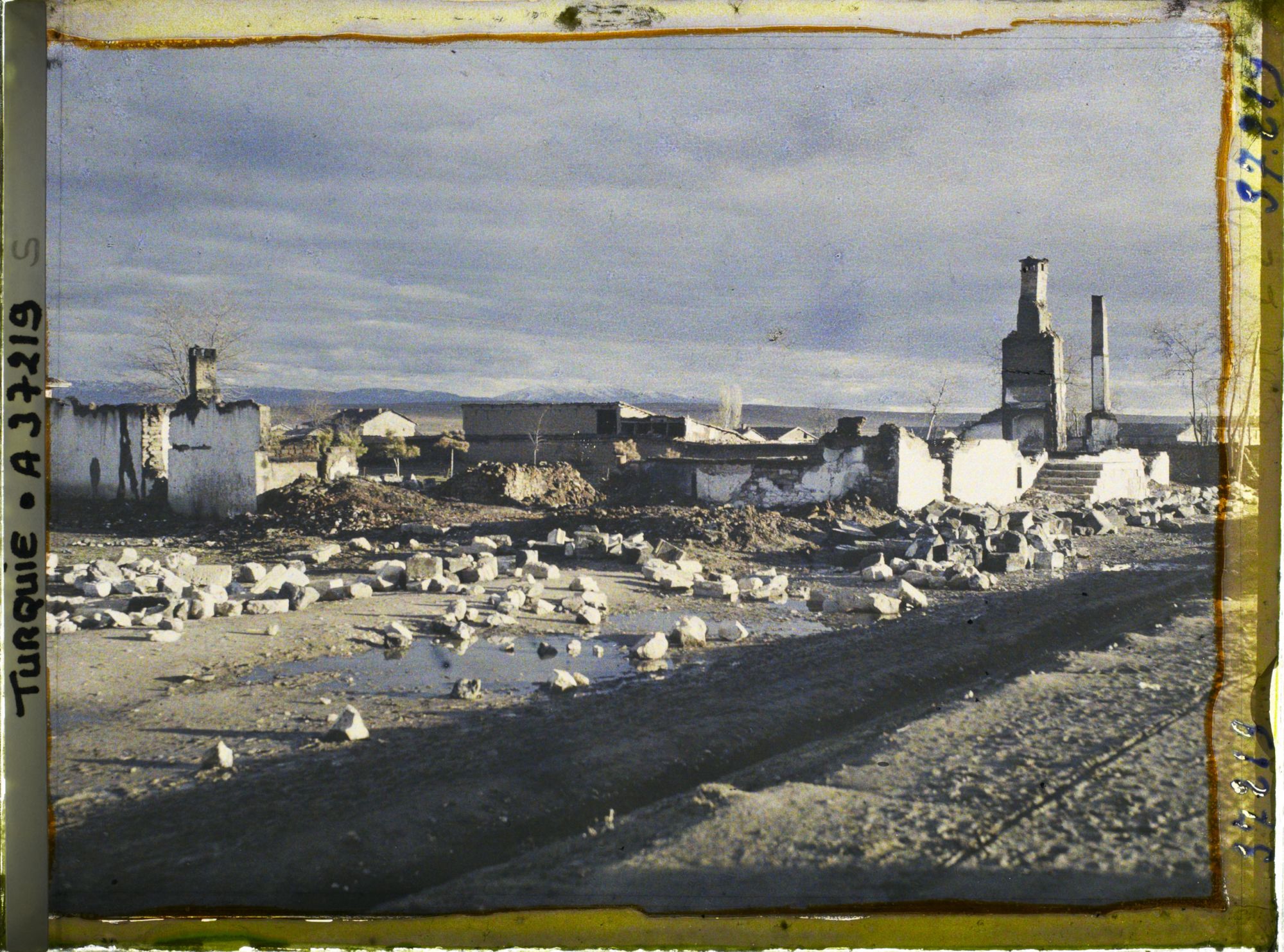 Image représentant Ruines d'un quartier (de la gare) au soleil couchant