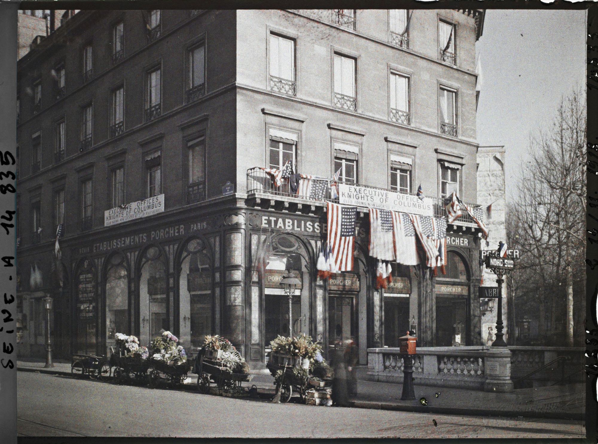 Image représentant Bureaux des Chevaliers de Colomb (Knights of Columbus) place de la Madeleine, à l'angle du boulevard de la Madeleine, trois jours après l'armistice