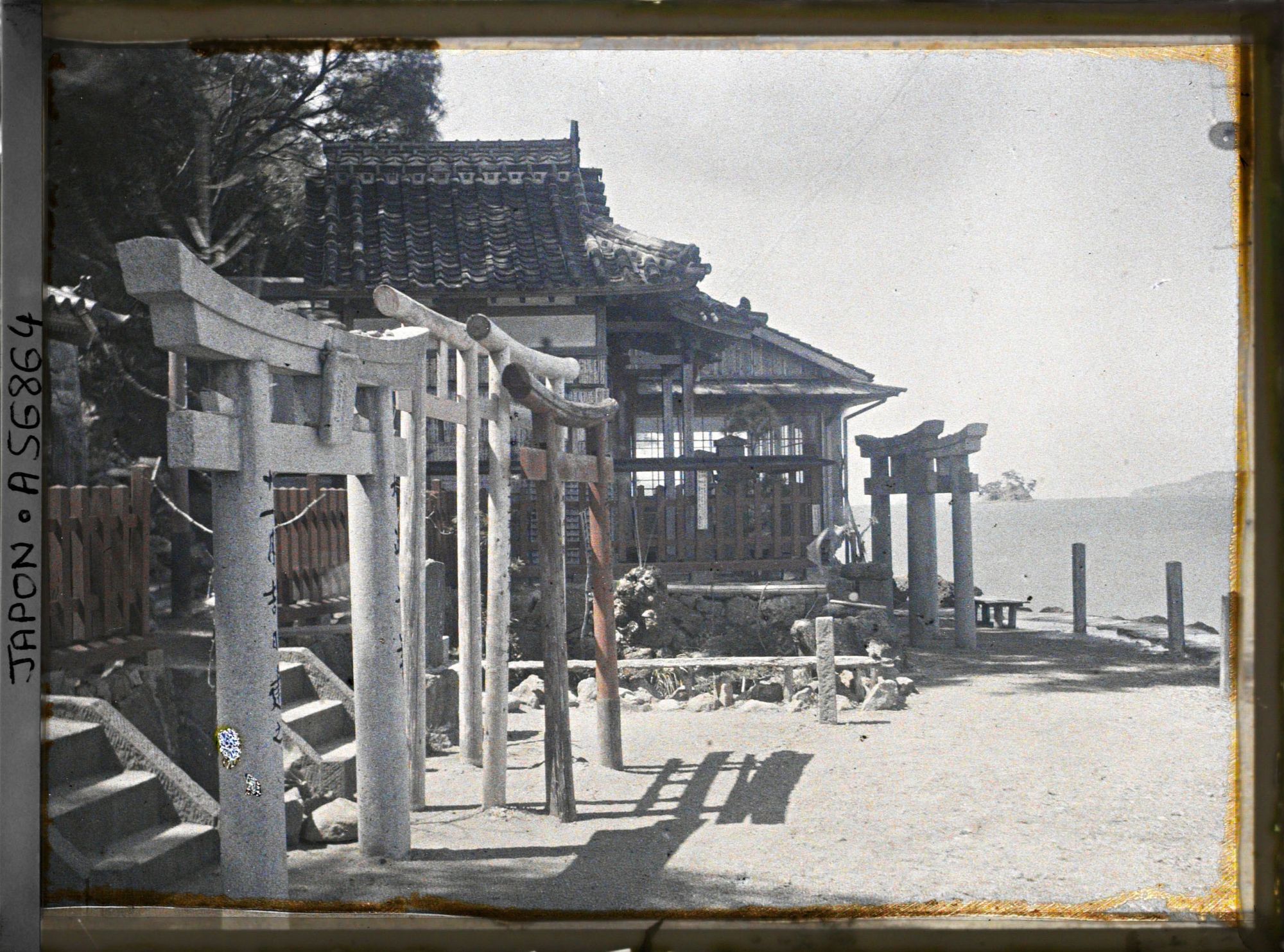 Image représentant Petit sanctuaire côtier, dédié à Inari