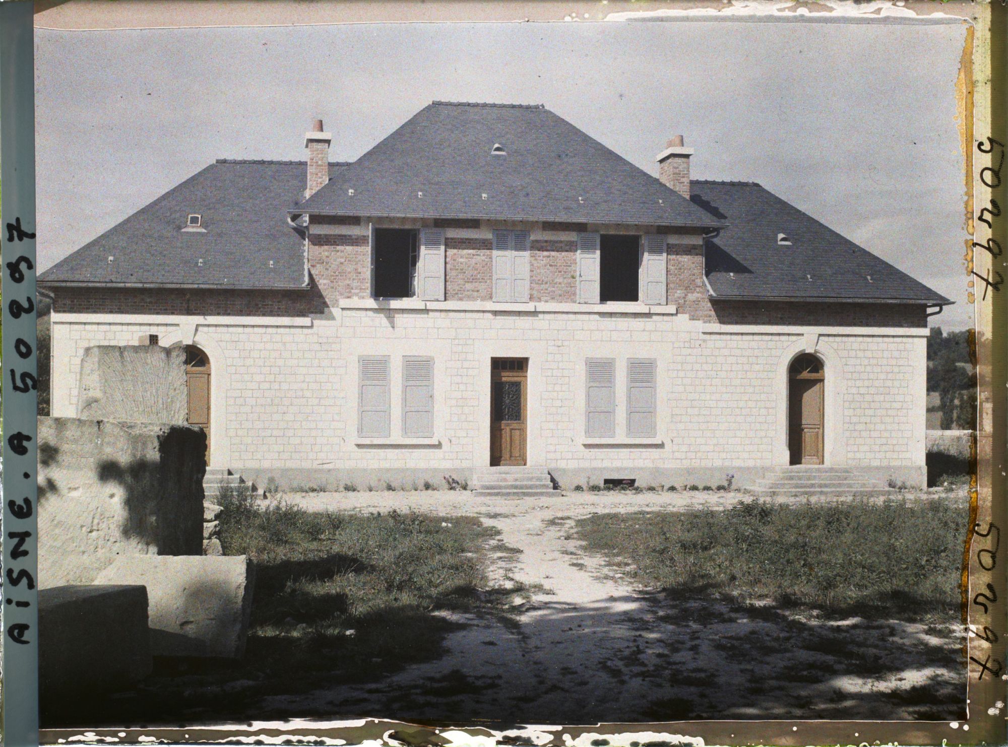 Image représentant France, Chivres, Ecole - Mairie terminées