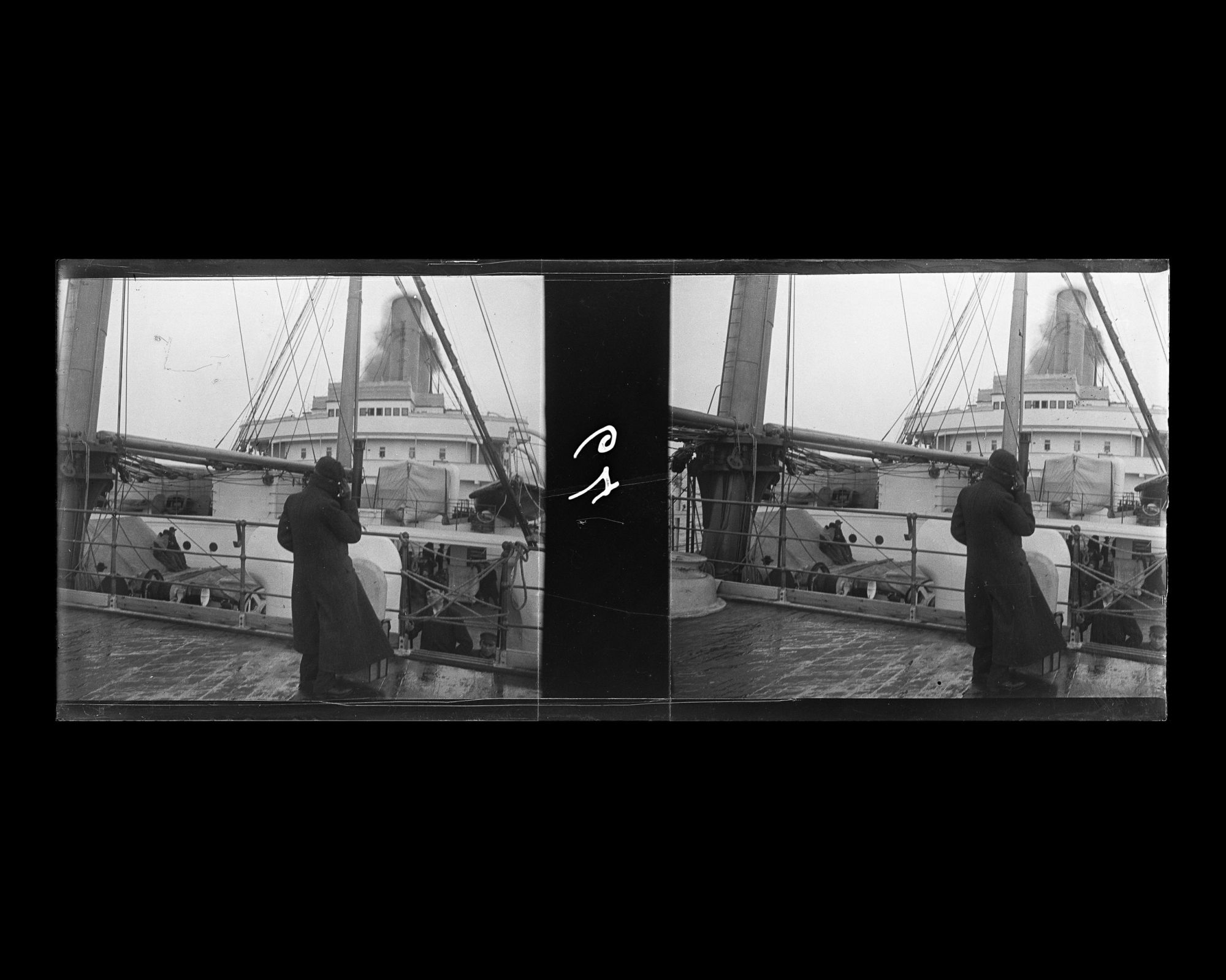 Image représentant Maurice Levy sur le pont avant du navire