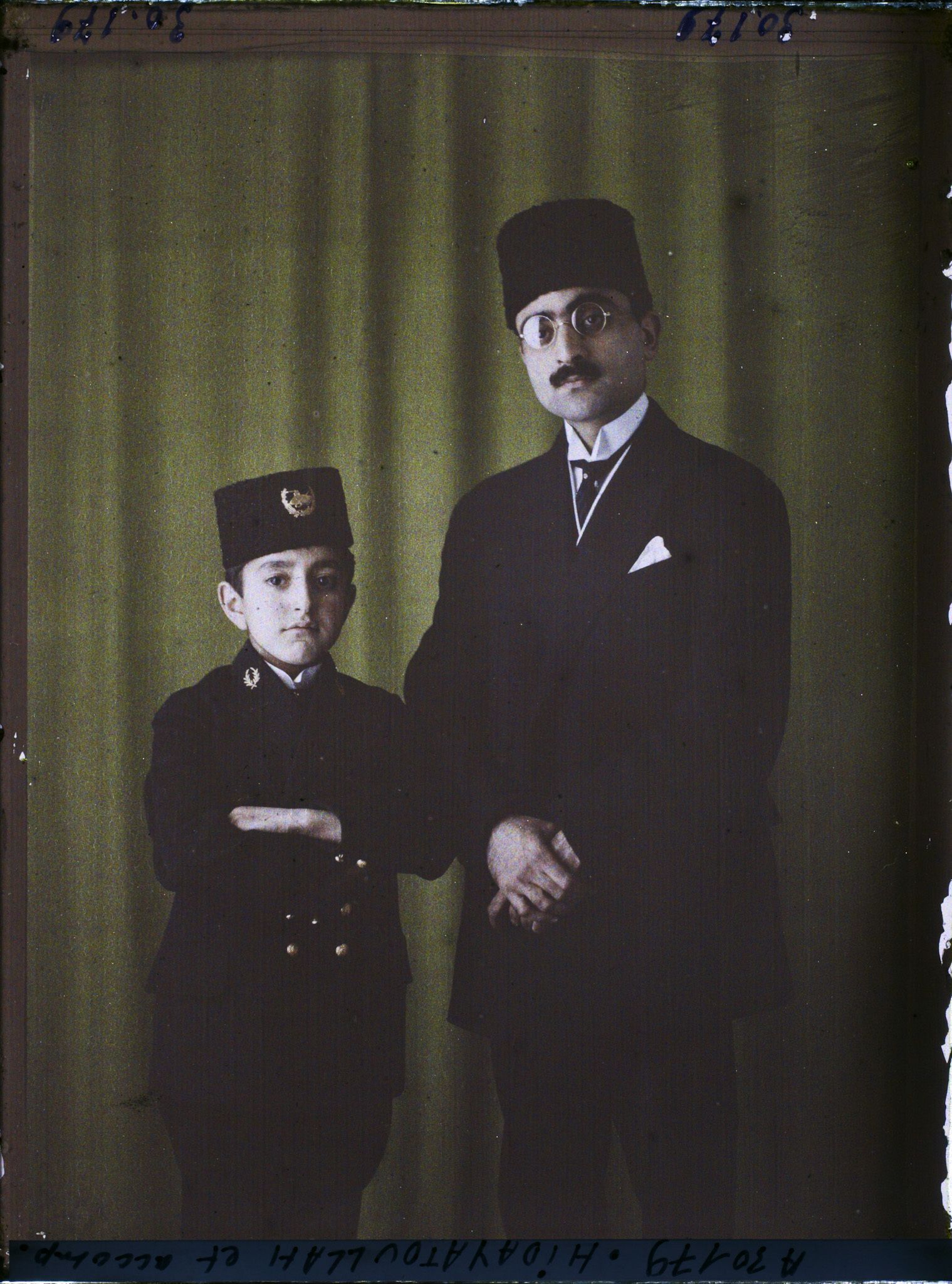 Image représentant https://musee-albert-kahn.s-museum.fr/home/NWQ2OTAwYzNmYjZlZTk1ZWQwODJmMjY4L2dlbmVyaWMtbm90aWNlLXRhYi9hdXRob3JpdHkvNjE3YTc5ZjVjZjhiODk2OGIzMzM3ZDIx/5d6900c3fb6ee95ed082f268/generic-notice-tab/authority/617a79ebcf8b8968b3337b7c Hidayatoullah, fils de l'Emir avec son accompagnateur