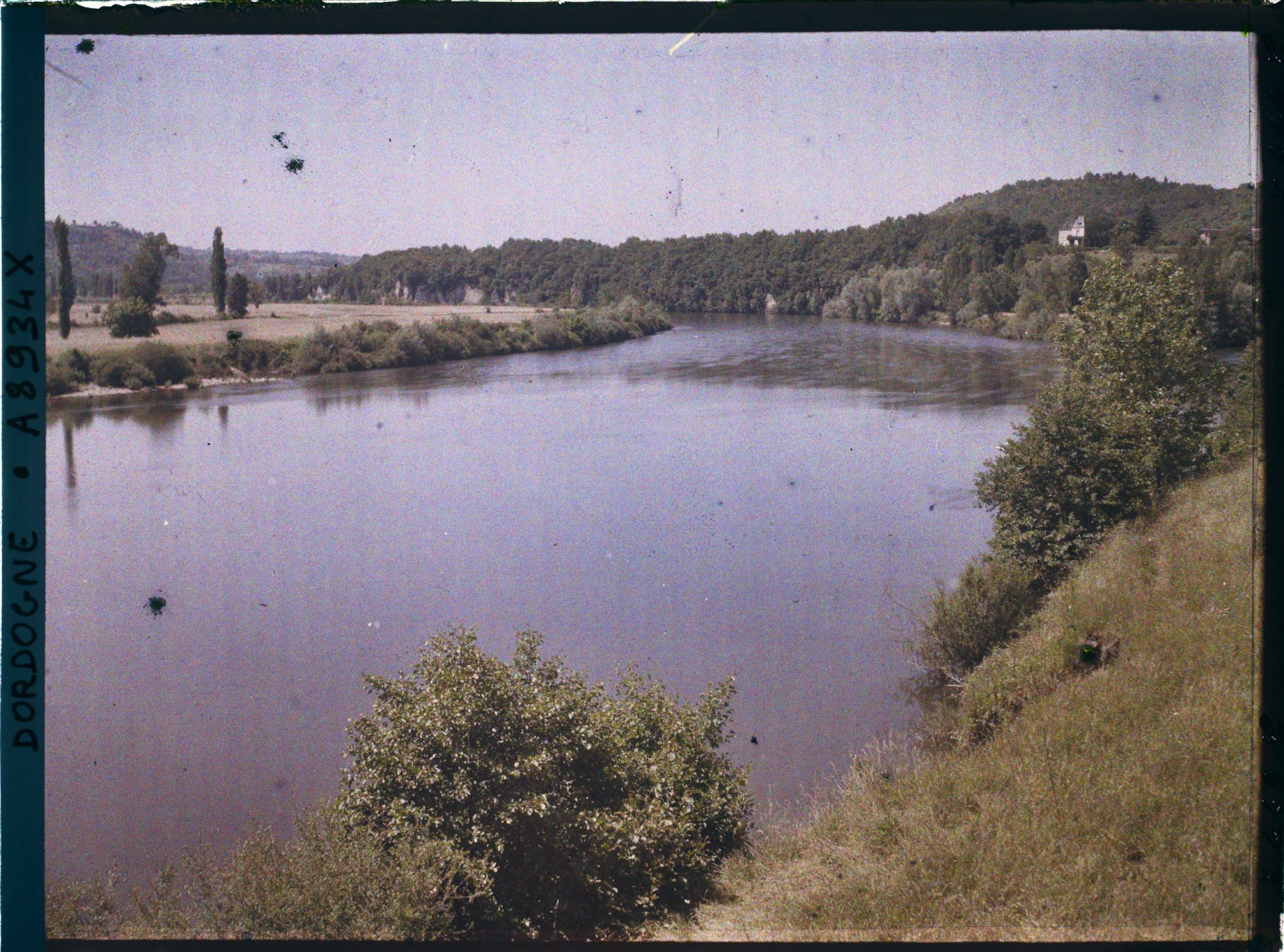 Image représentant France, Vitrac, Les bords de la Dordogne à Vitrac vue vers l'aval