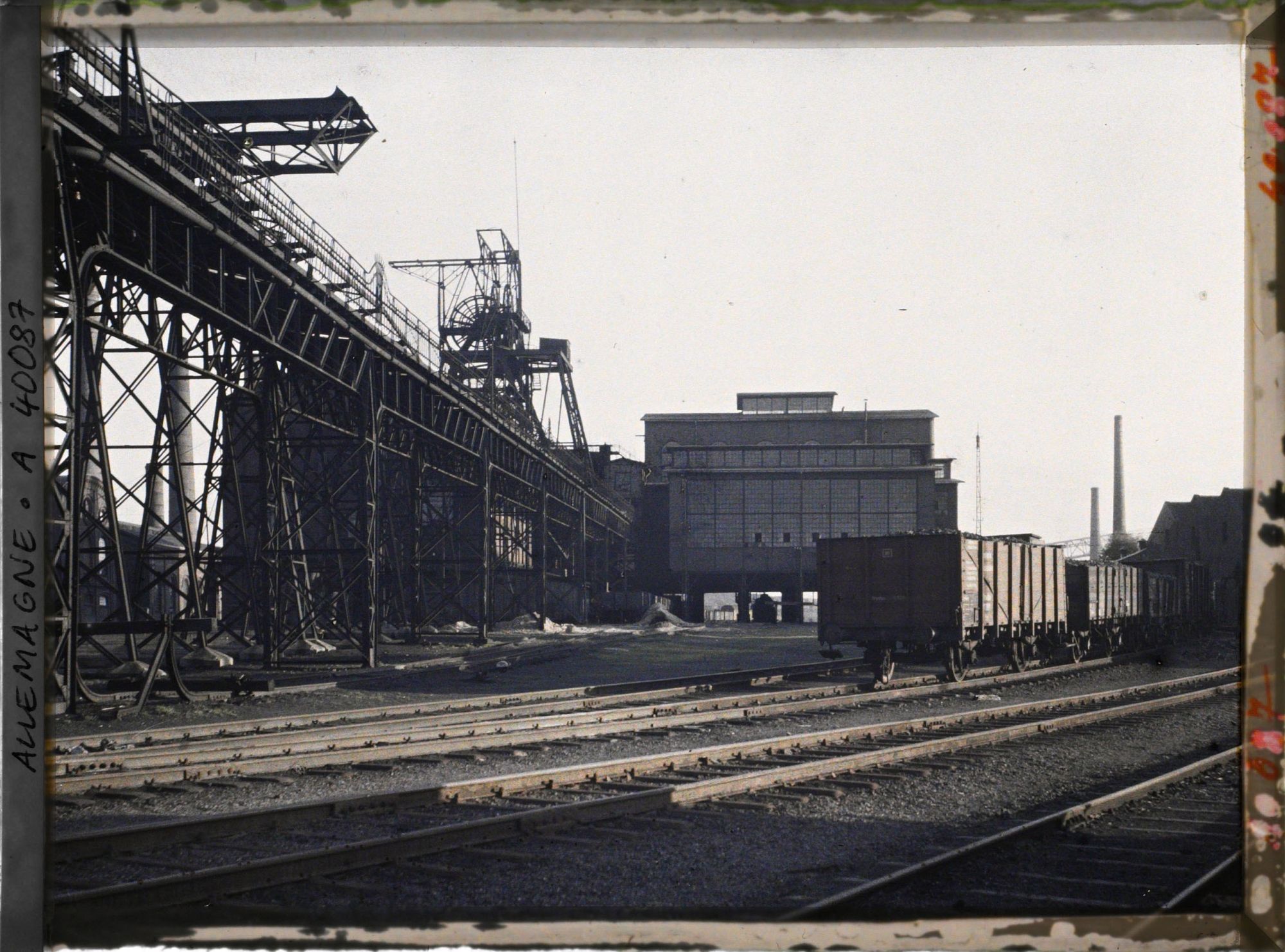 Image représentant Prusse, Gelsenkirchen, La Rheinelbe - Puits d'extraction, Chevalement, transport aérien pour le lavage, soir