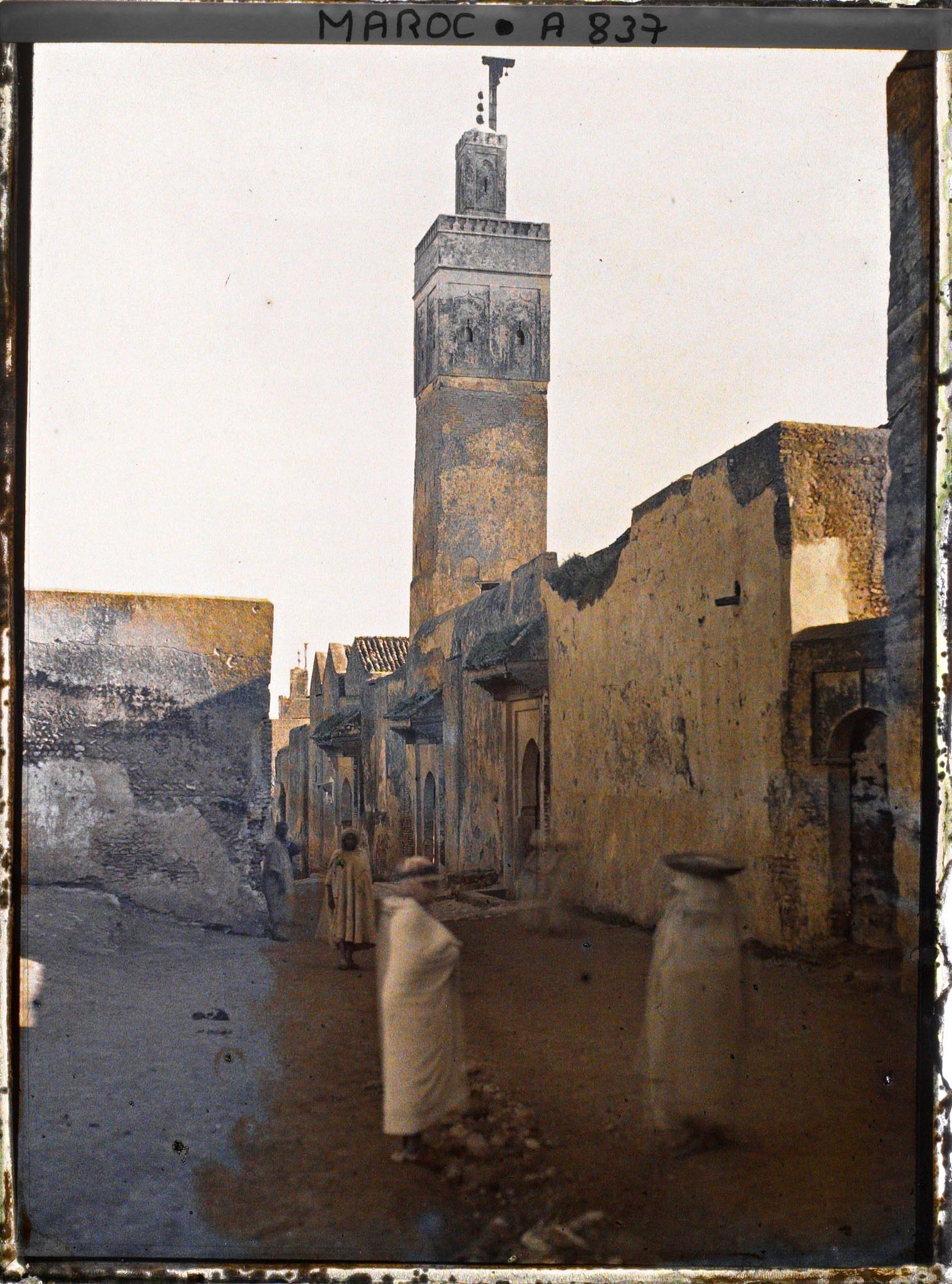 Image représentant Une rue et une mosquée dans le quartier des jardins clos de Lalla Mina