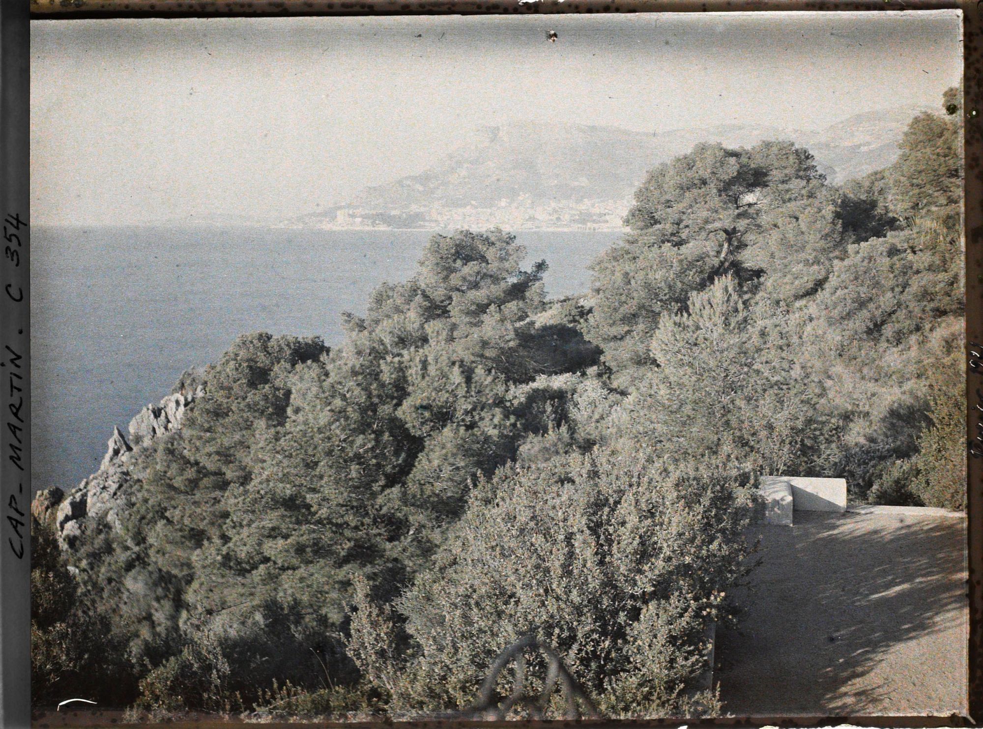 Image représentant Pointe rocheuse et paysage arboré en contrebas d'une terrasse de la villa Kahn, dite villa Zamir