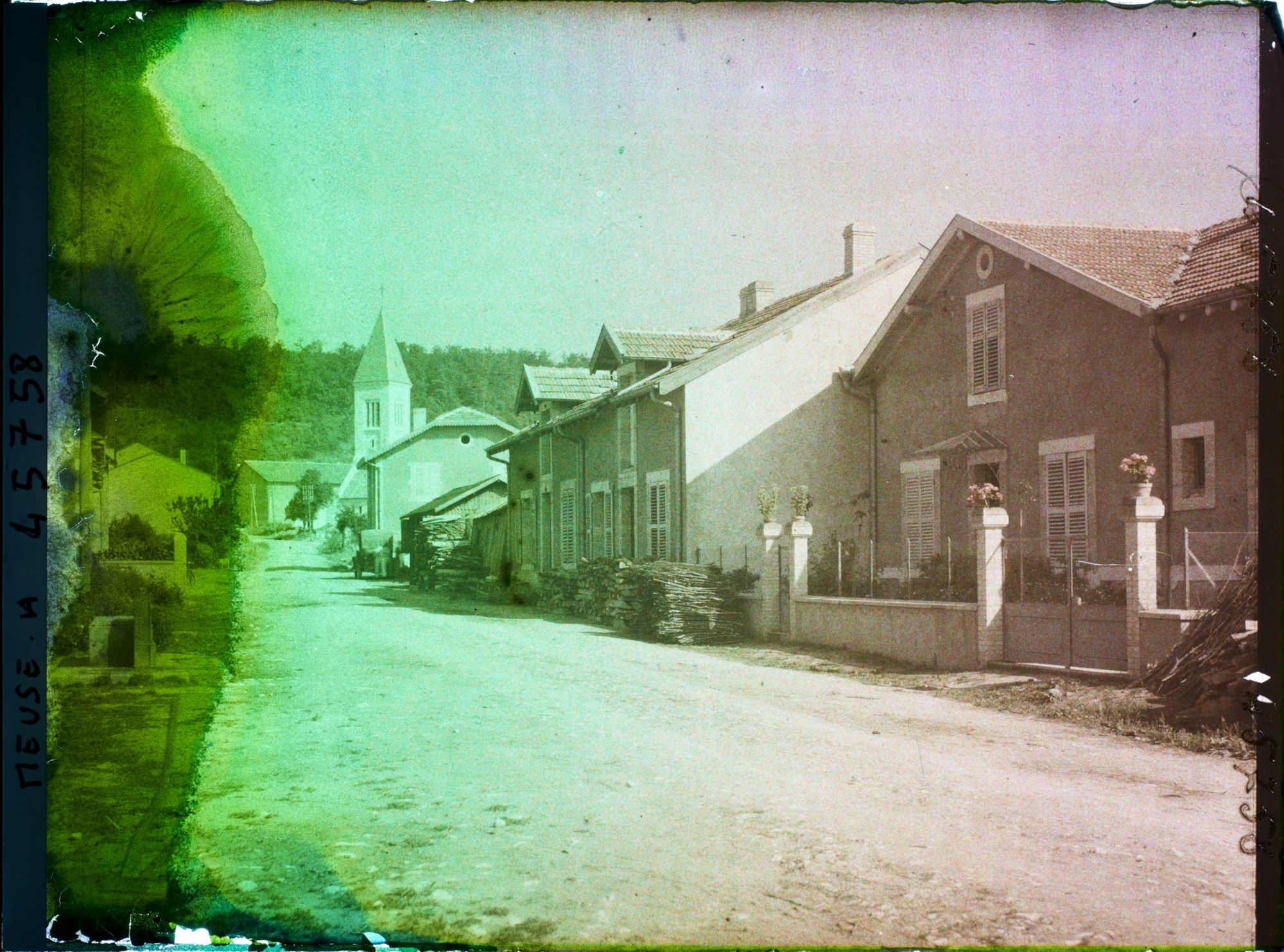 Image représentant France, Apremont, Grande Rue vers l'Eglise autre aspect