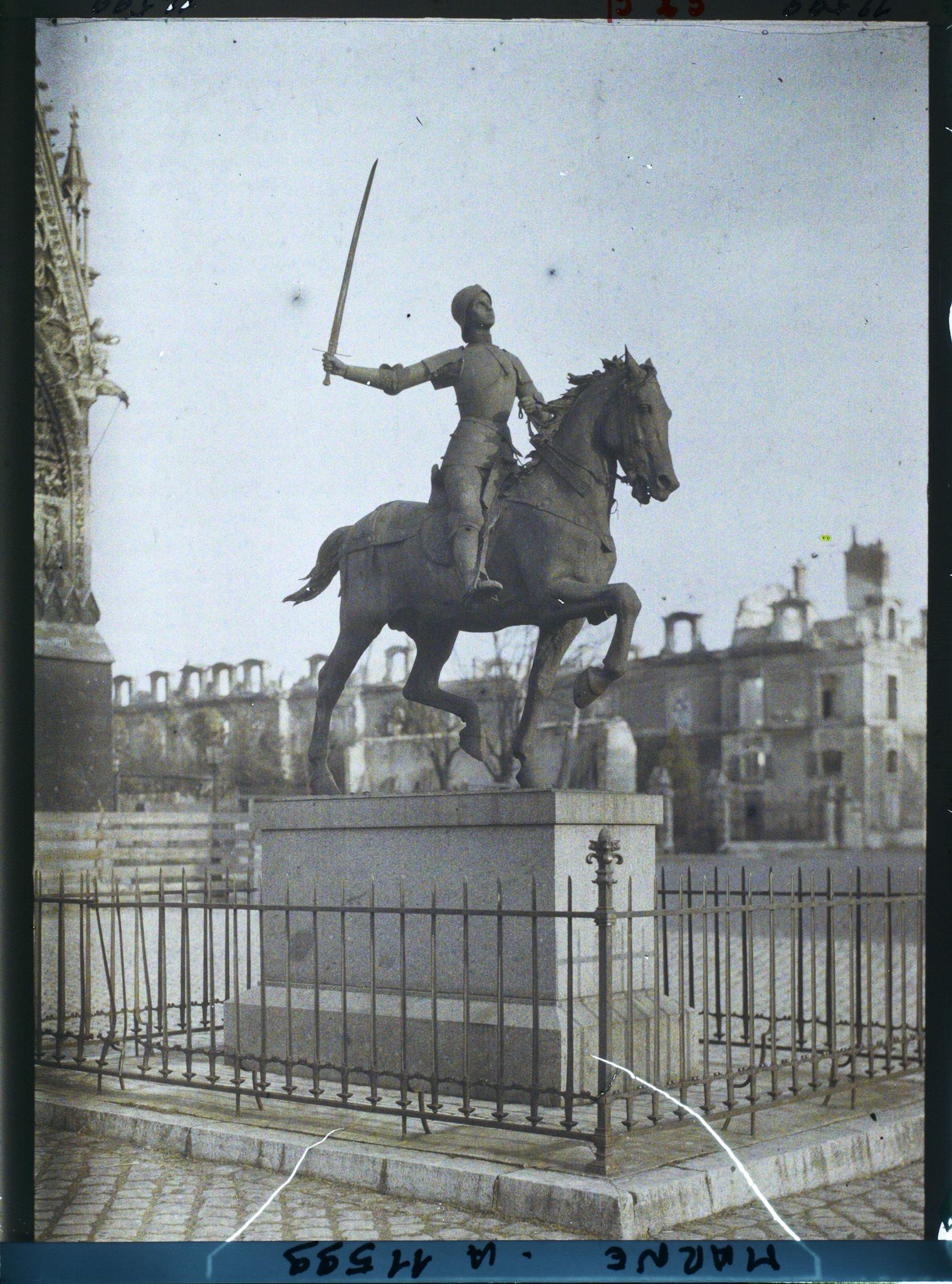 Image représentant La statue de Jeanne d'Arc, place de du cardinal Luçon, parvis de la cathédrale