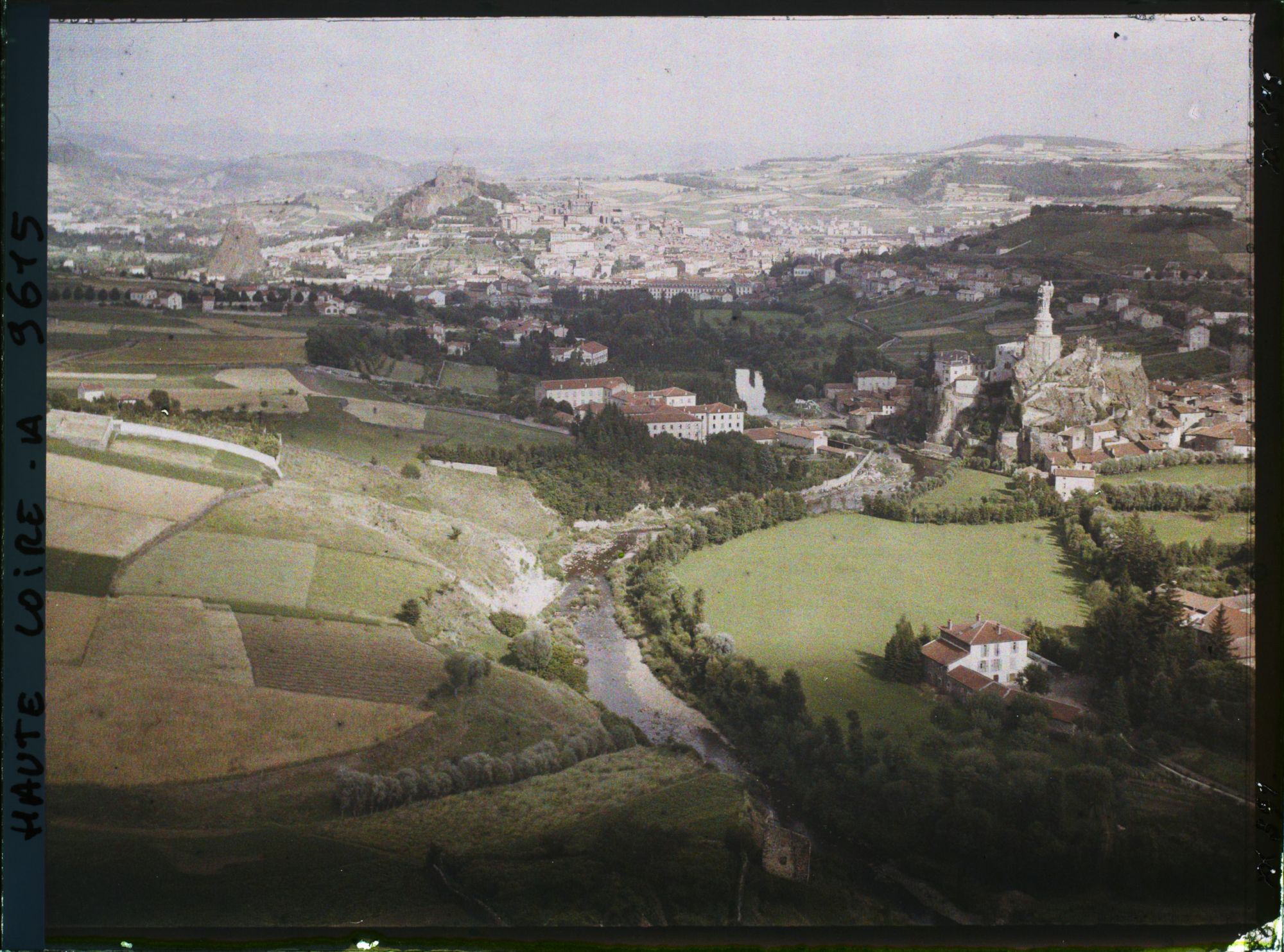 Image représentant Vue sur Espaly et le puy-en-velay prise depuis les orgues d'Espaly
