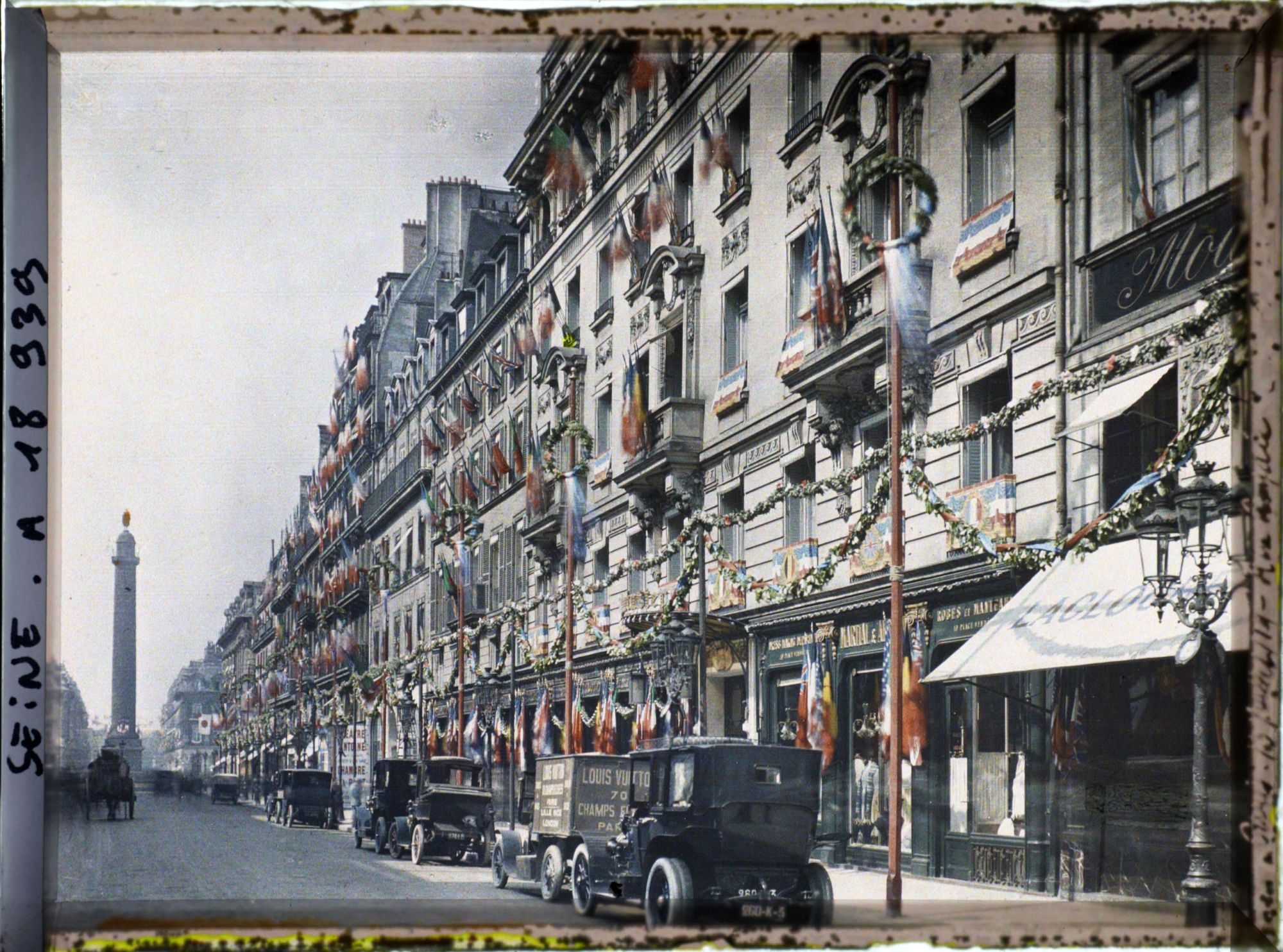 Image représentant La rue de la Paix décorée pour les fêtes de la Victoire