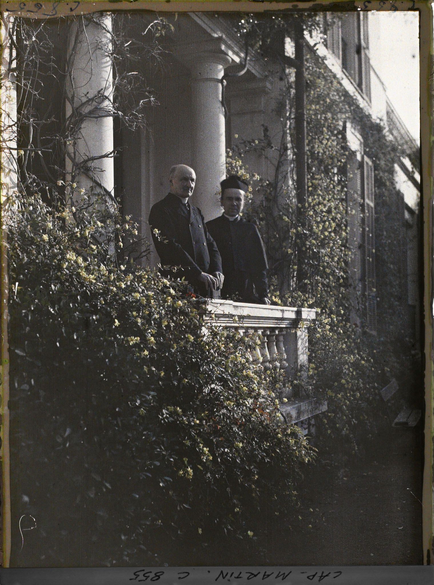 Image représentant Deux ecclésiastiques invités par Albert Kahn, sur le perron de la villa Miramar