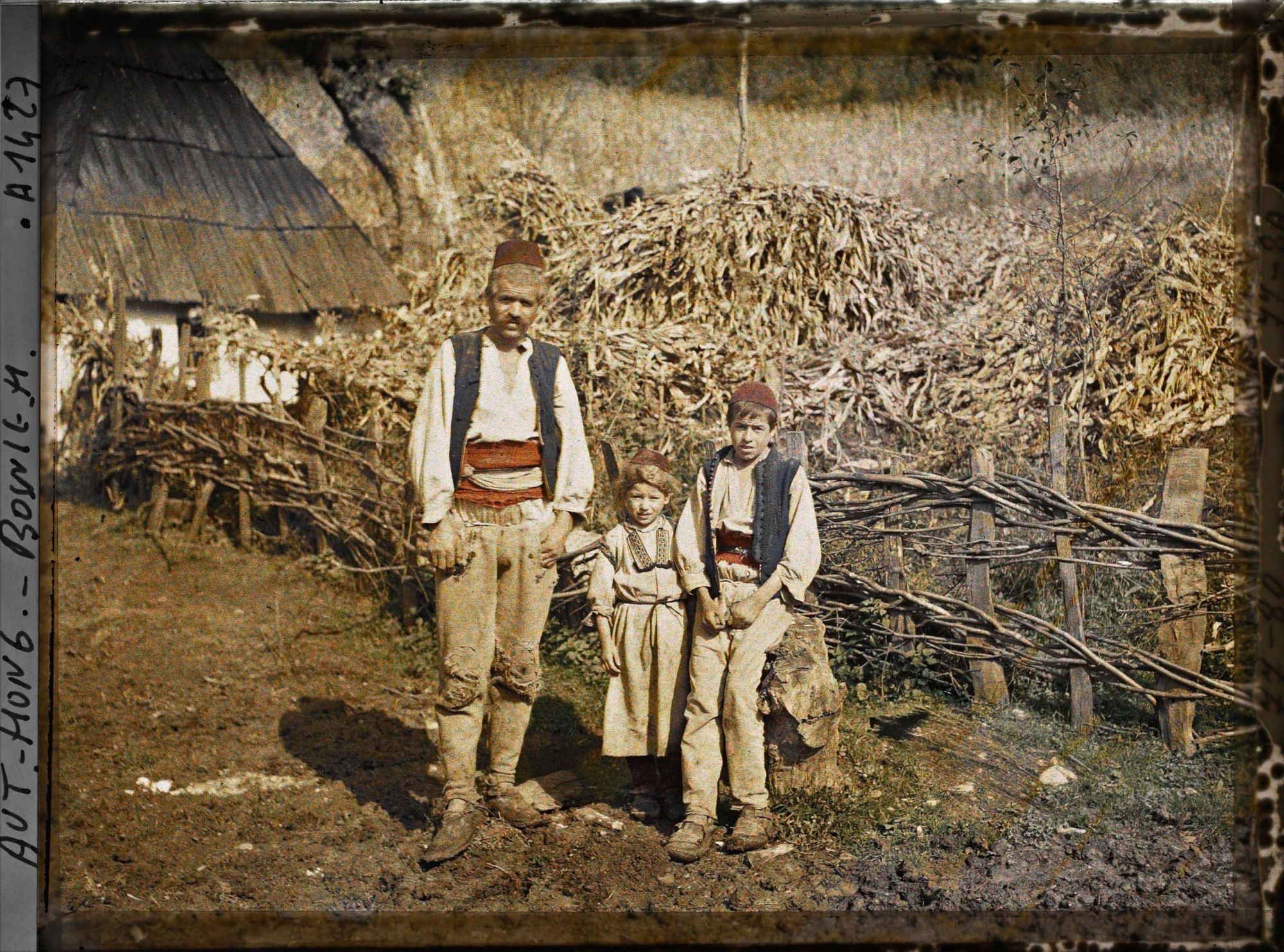 Image représentant La famille serbe: père, fils et fille