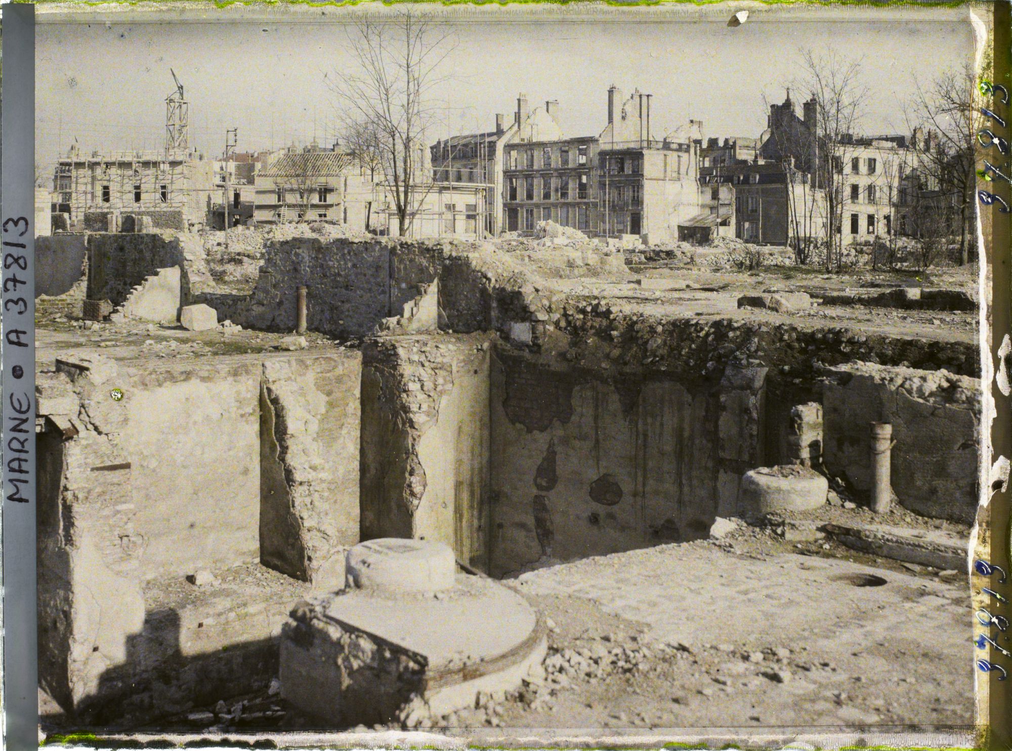 Image représentant France, Reims, Ruines et reconstructions derrière la Cathédrale