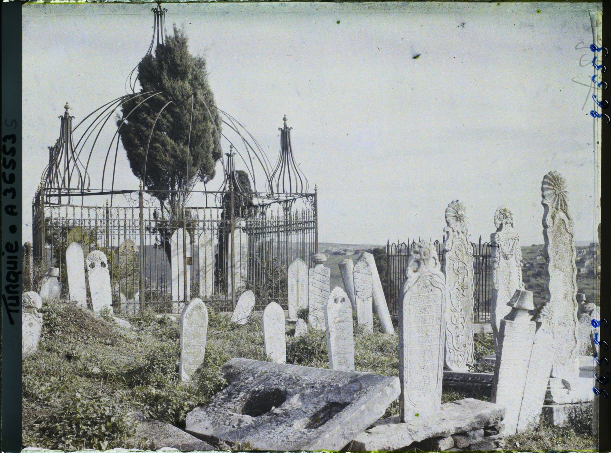 Image représentant Turquie, Constantinople- Eyoub, Petit Village d'Eyoub Cimetière d'Eyoub, tombes de grands personnages