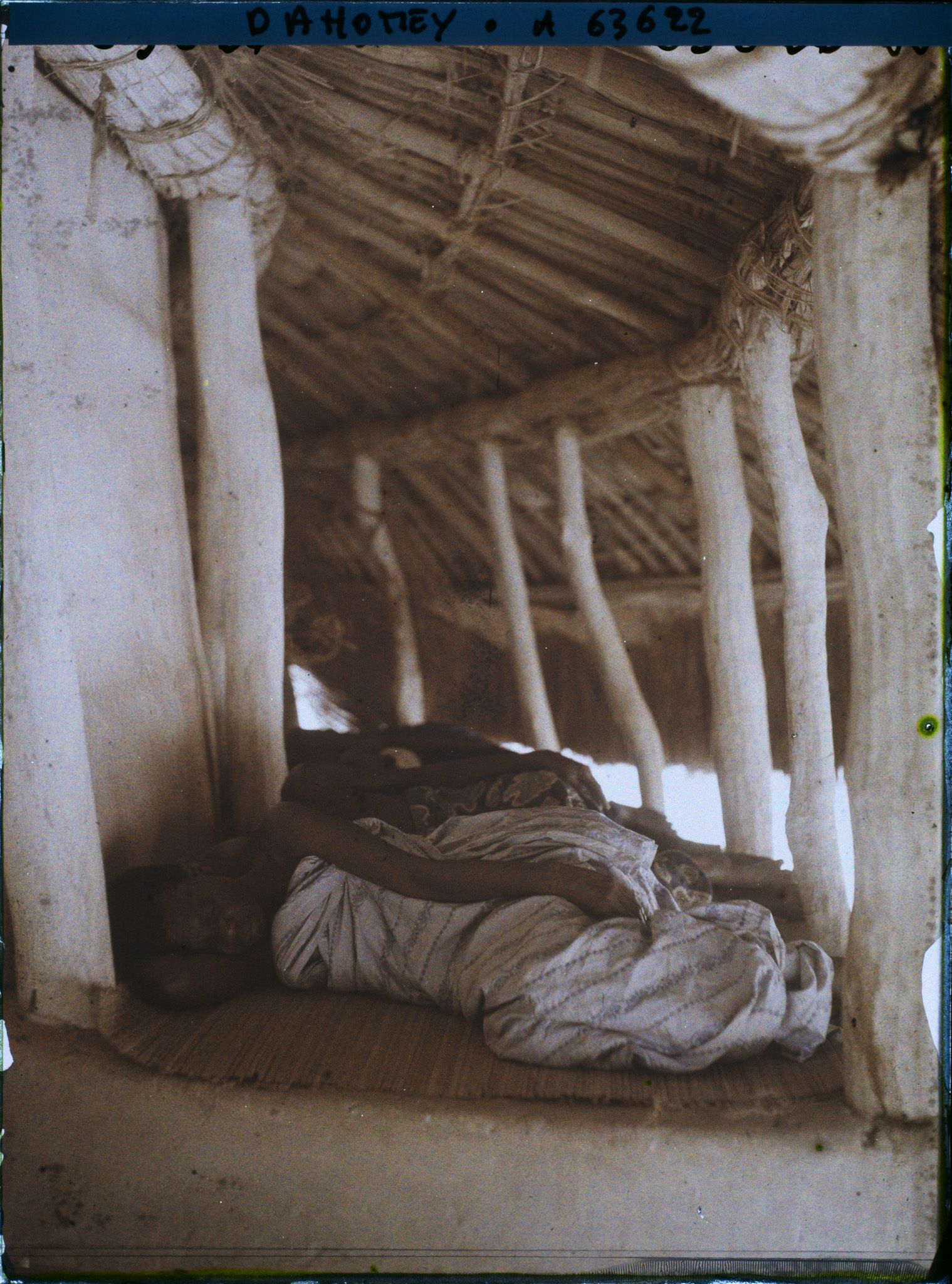 Image représentant Gardiennes de la tombe de Glélé couchées sur le pourtour du tombeau
