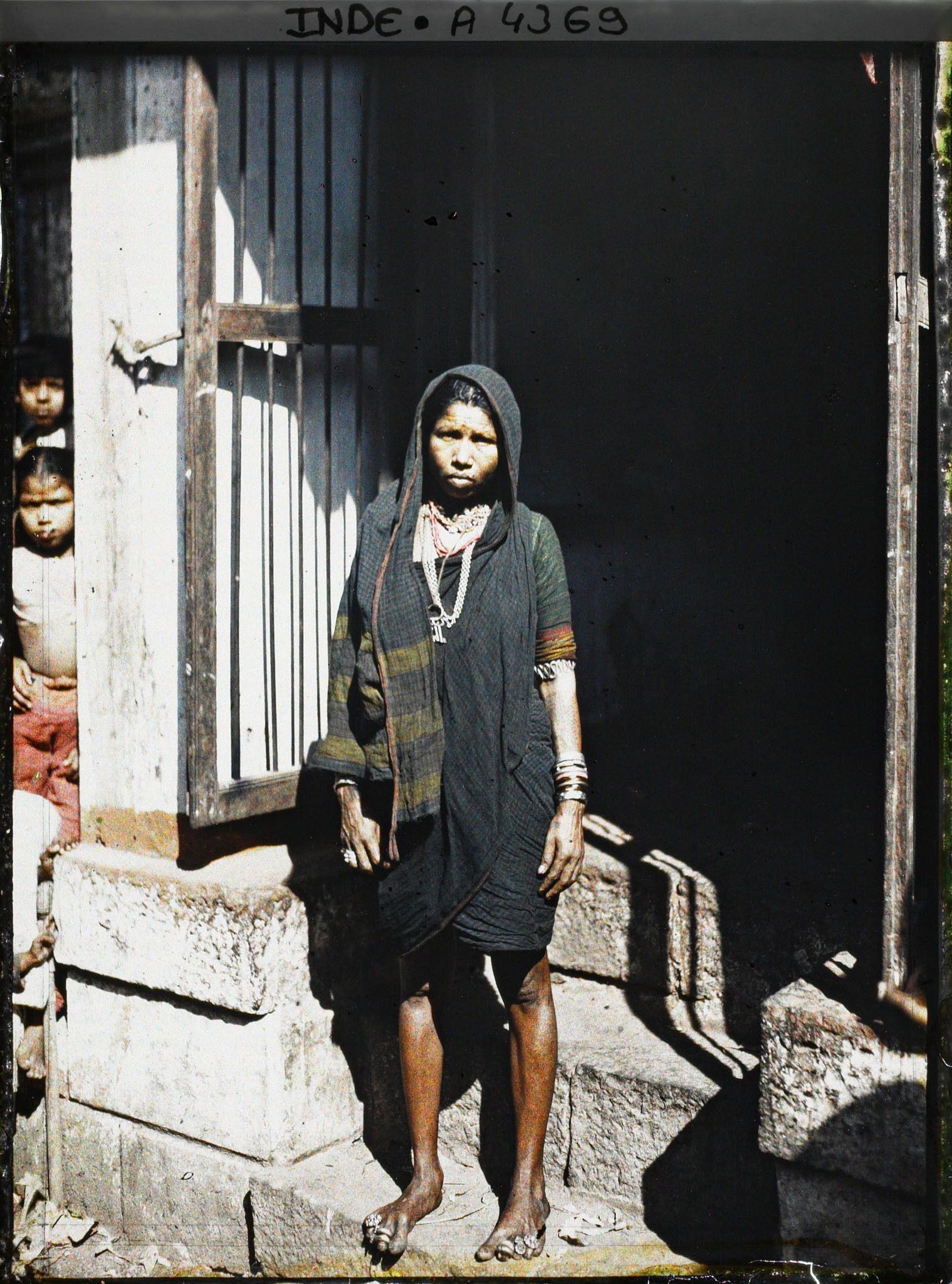 Image représentant Une femme de l'ethnie koli à la porte d'une maison