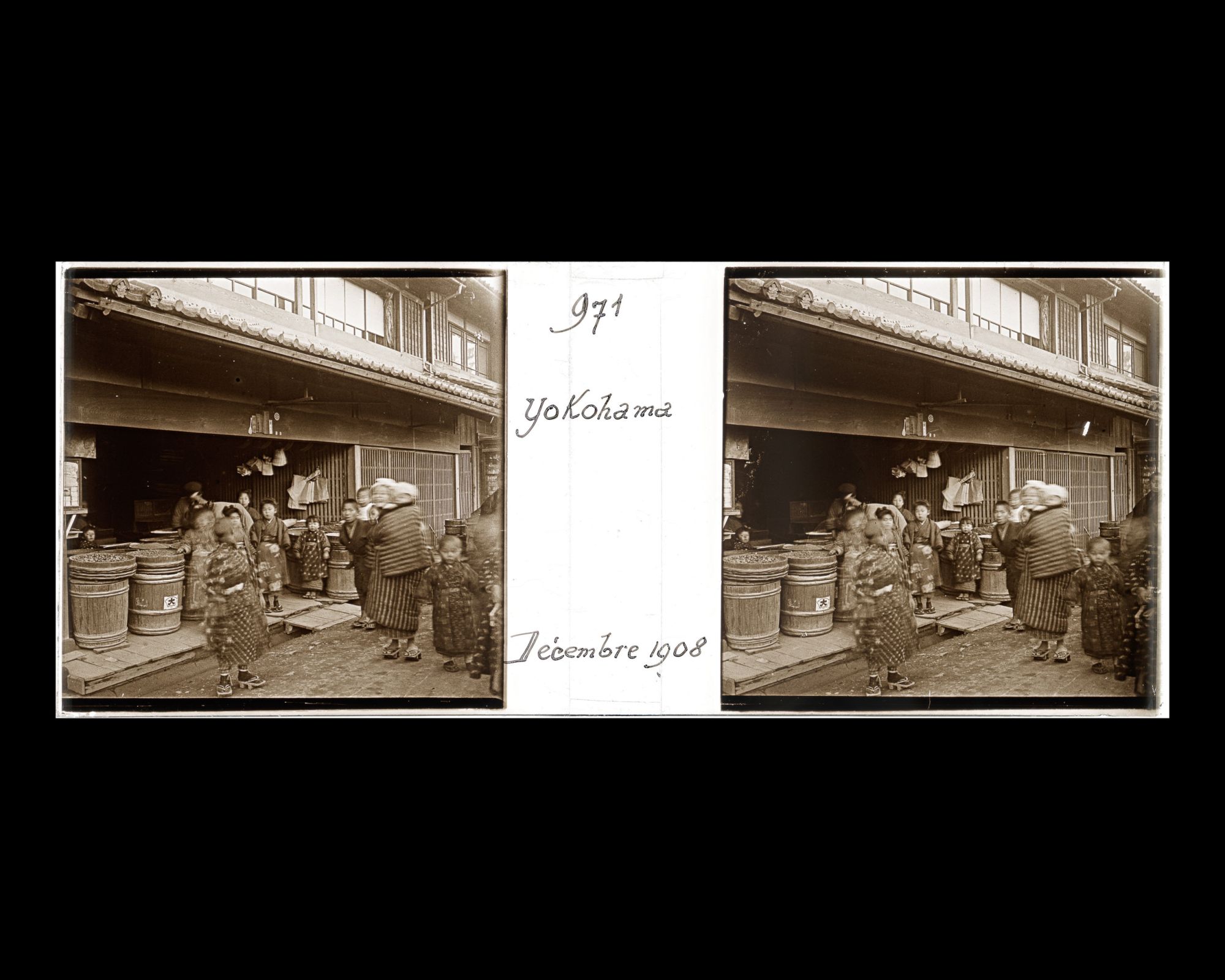 Image représentant Groupe d'enfants près d'une échoppe dans le quartier du commerce