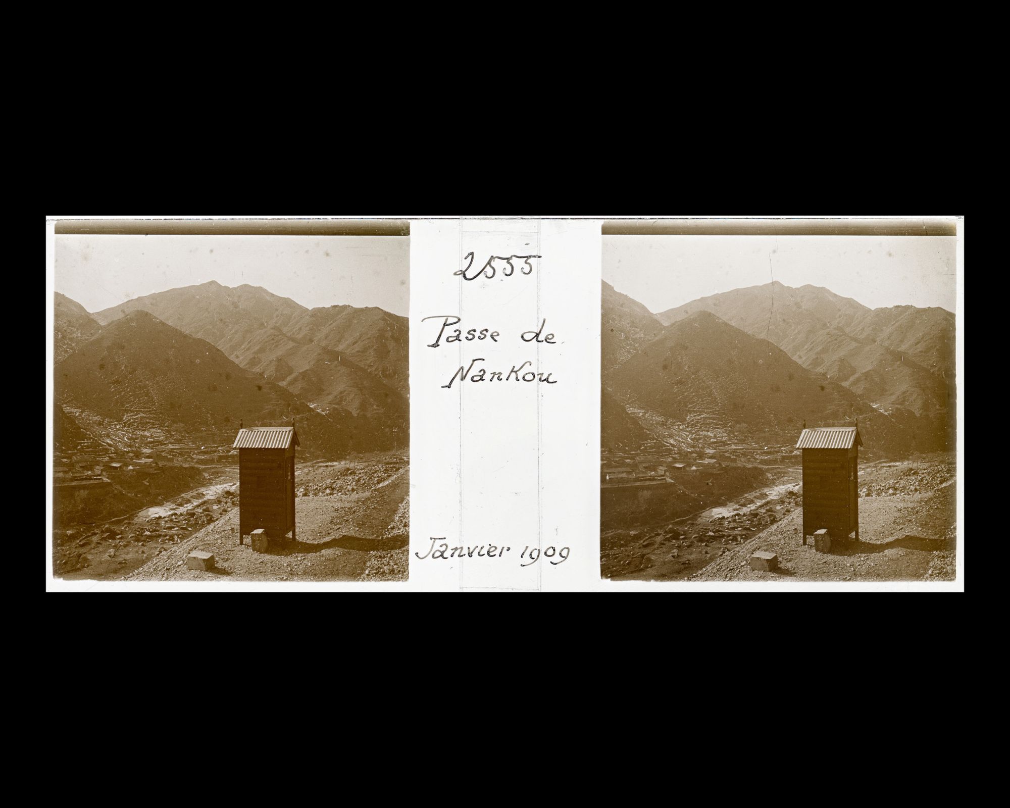 Image représentant Une guérite au bord de la voix ferrée et un village longé par le Guangou ("torrent de la Passe") en contrbas de la vallée